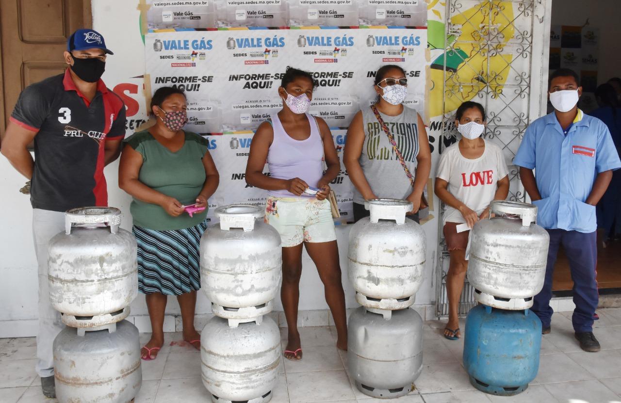 Famílias centronovenses beneficiadas com o Vale-Gás receberam o botijão nesta sexta-feira, 04