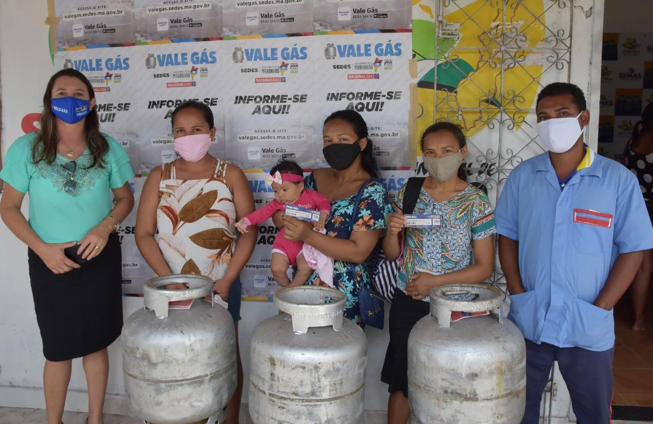 Famílias centronovenses beneficiadas com o Vale-Gás receberam o botijão nesta sexta-feira, 04