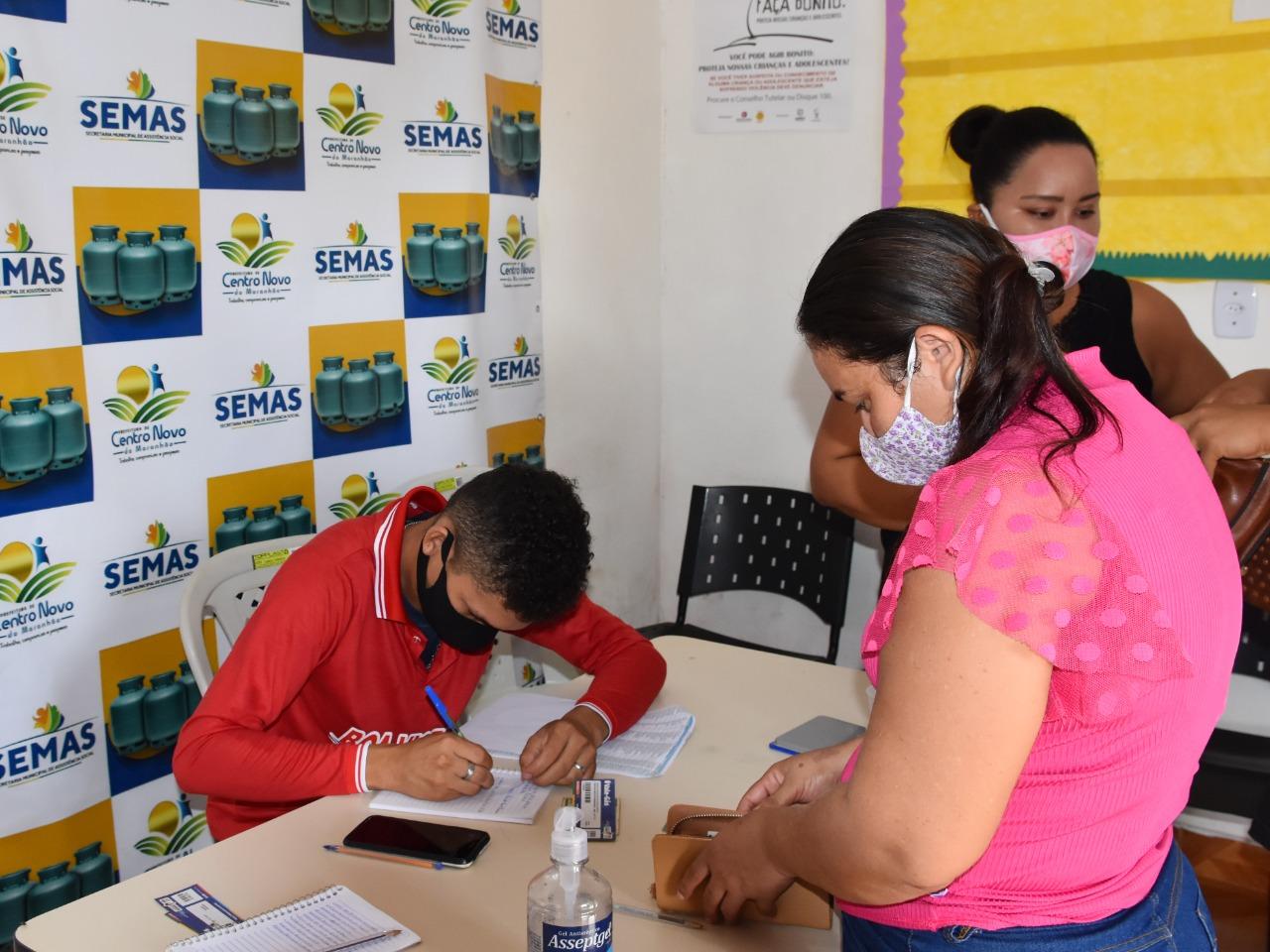 Famílias centronovenses beneficiadas com o Vale-Gás receberam o botijão nesta sexta-feira, 04