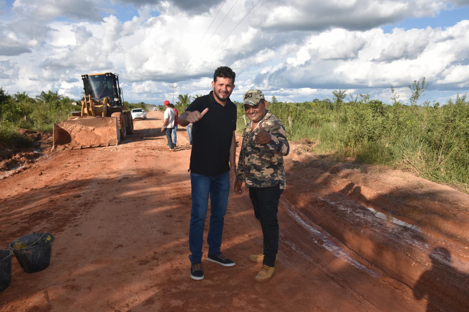 Prefeito Junior Garimpeiro mostra que não teme trabalho e opera máquinas na recuperação da estrada de acesso ao Povoado Chega Tudo