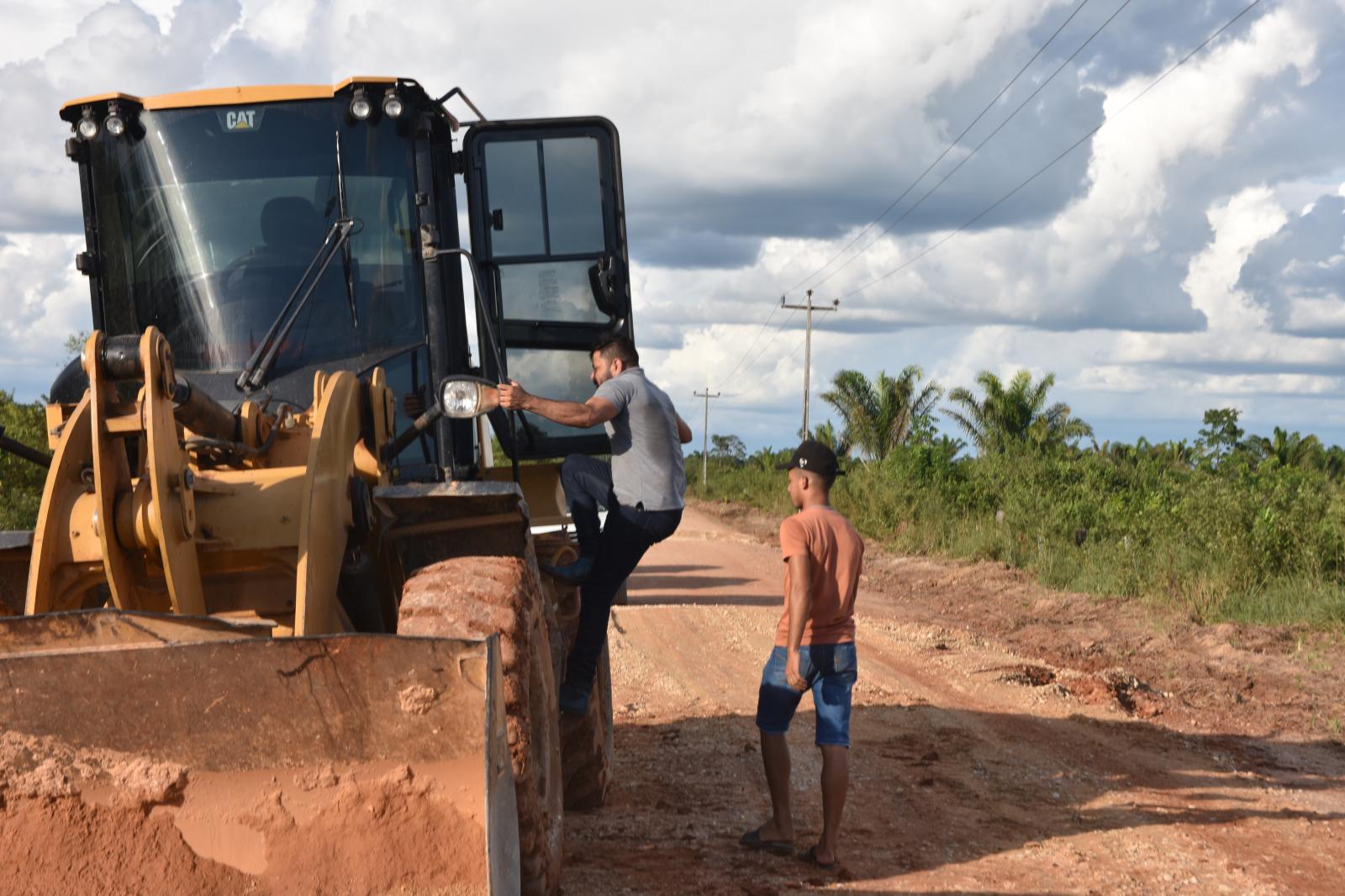 Prefeito Junior Garimpeiro mostra que não teme trabalho e opera máquinas na recuperação da estrada de acesso ao Povoado Chega Tudo