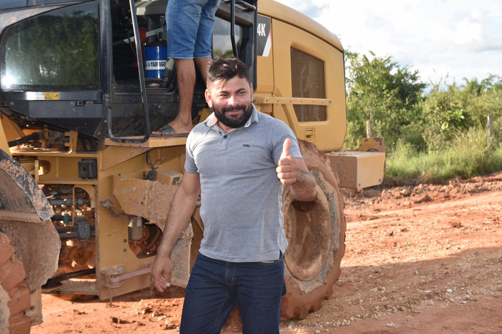 Prefeito Junior Garimpeiro mostra que não teme trabalho e opera máquinas na recuperação da estrada de acesso ao Povoado Chega Tudo