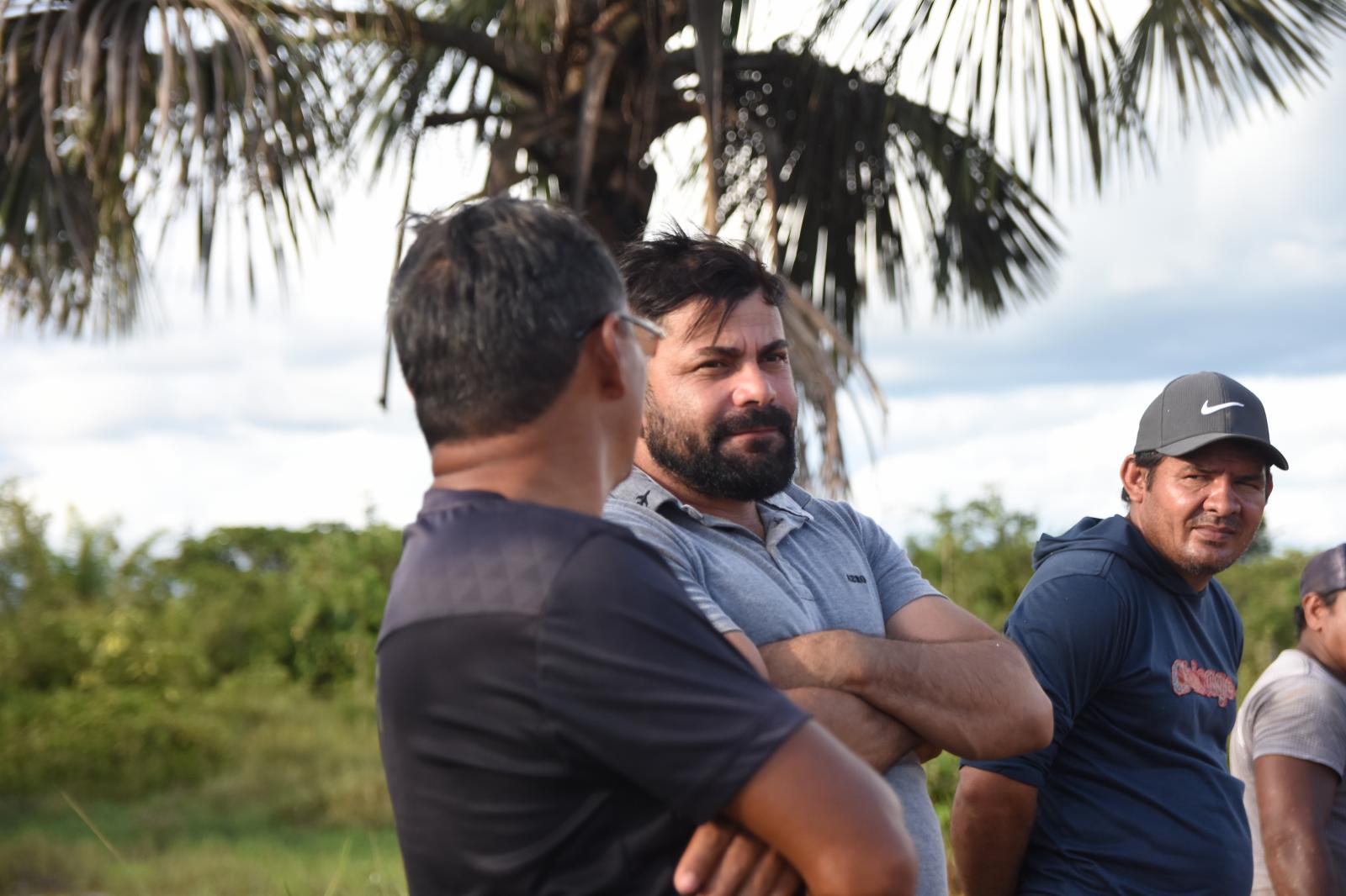 Prefeito Junior Garimpeiro mostra que não teme trabalho e opera máquinas na recuperação da estrada de acesso ao Povoado Chega Tudo