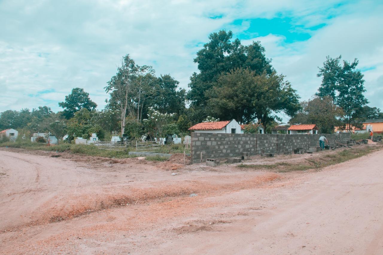 Centro Novo do Maranhão: Após 4 anos de uma gestão sem compromisso, muro de Cemitério começa a ser construído em menos de 6 meses de um novo governo