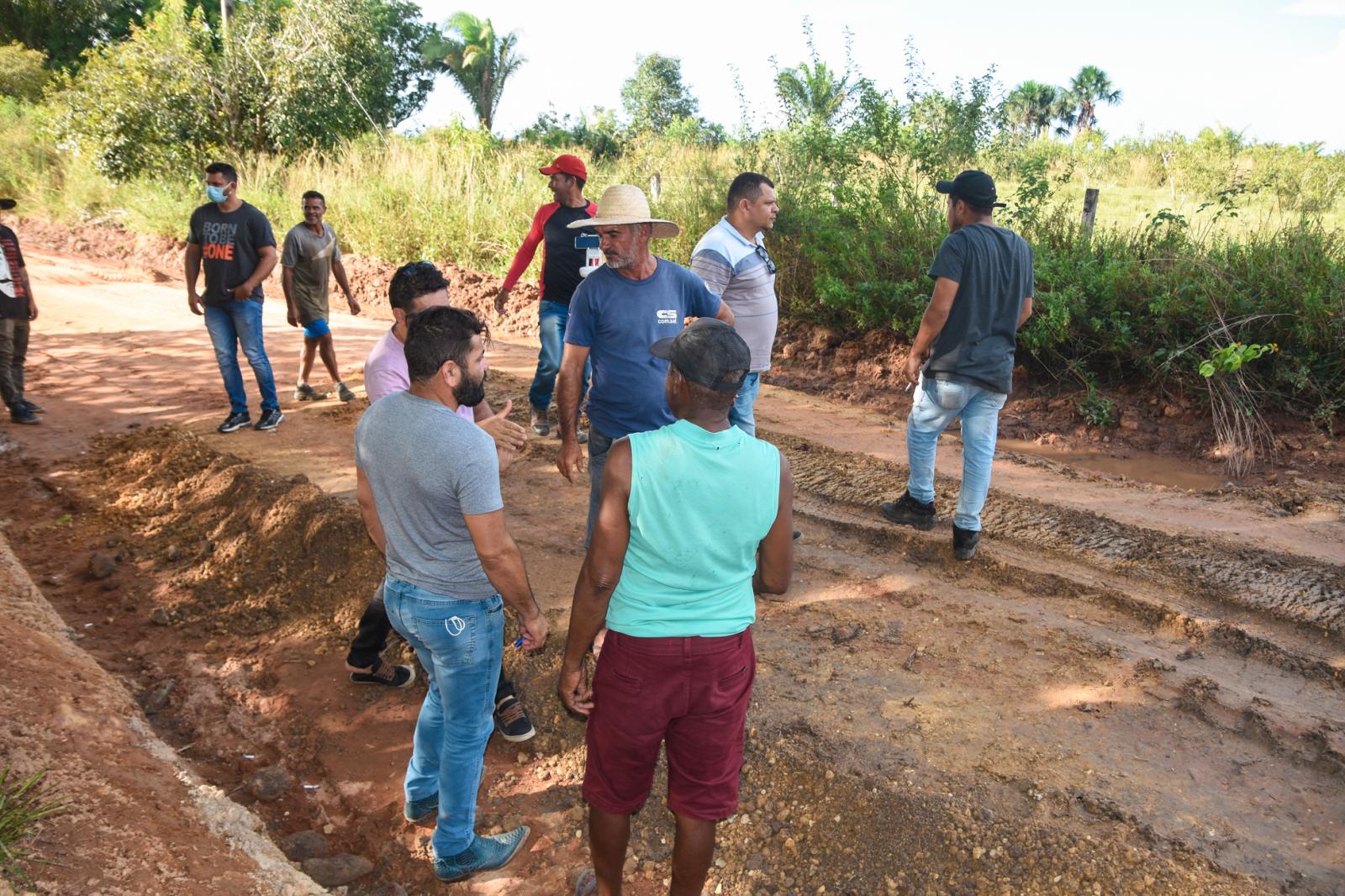 Prefeito Junior Garimpeiro vistoria a recuperação da estrada de acesso ao Povoado Cipoeiro