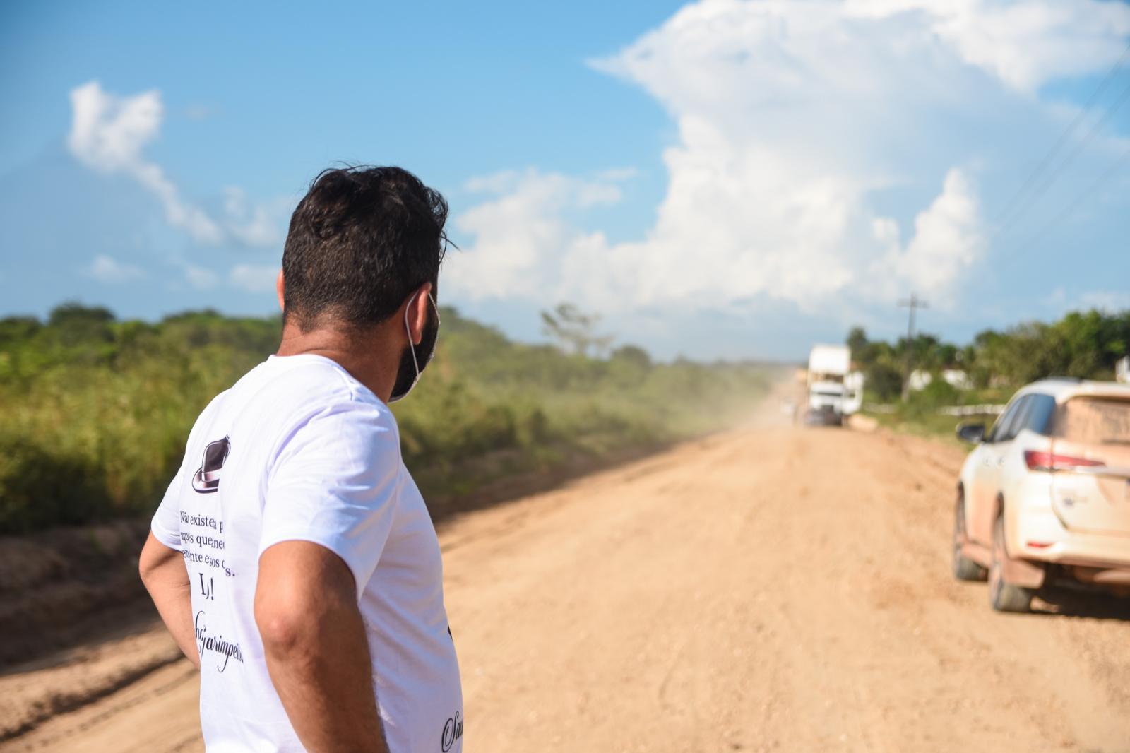 Prefeito Junior Garimpeiro vistoria a recuperação da estrada de acesso ao Povoado Cipoeiro