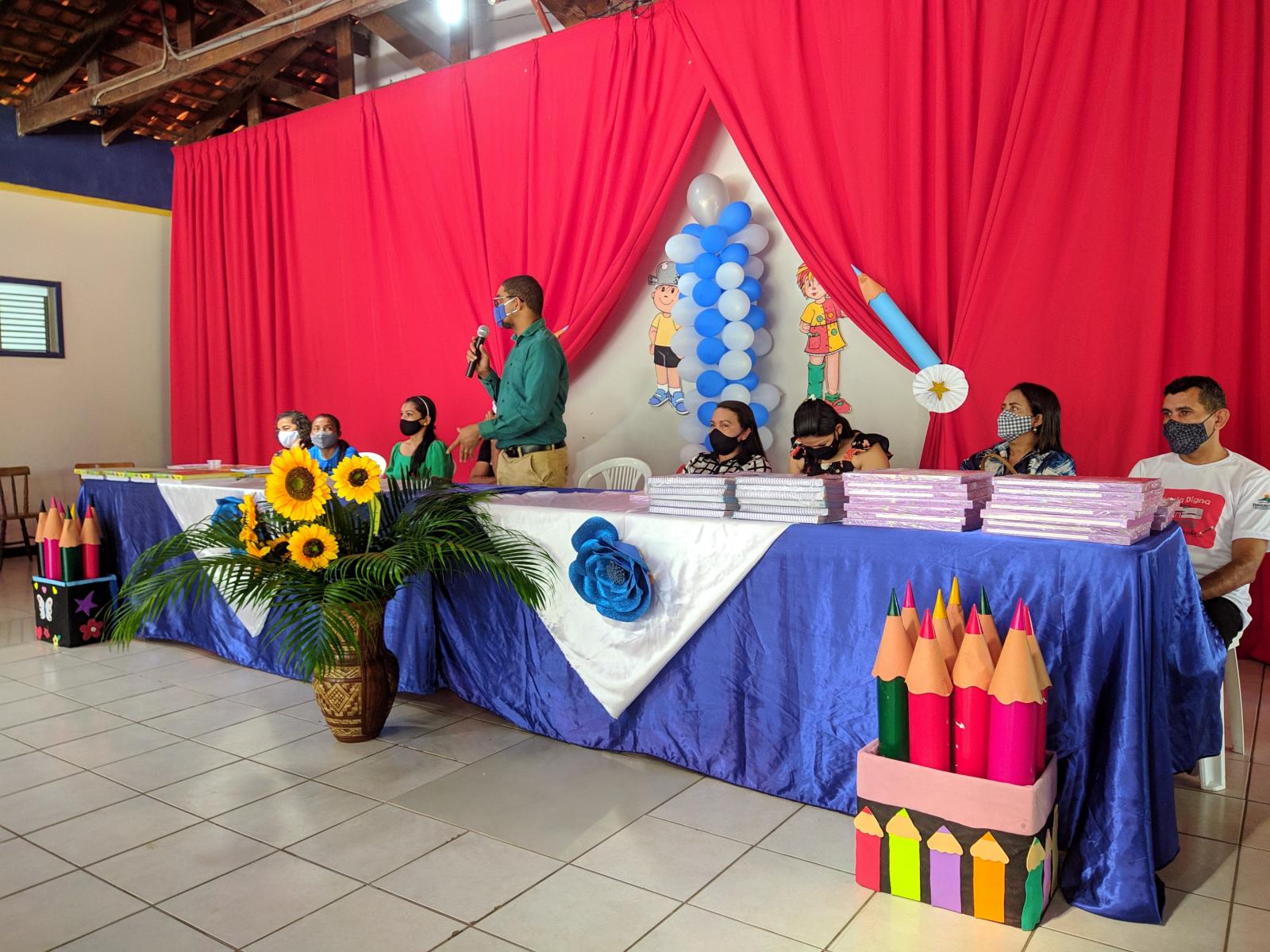 Creche Paraíso da Criança distribui livros didáticos da Educação Infantil em Presidente Médici