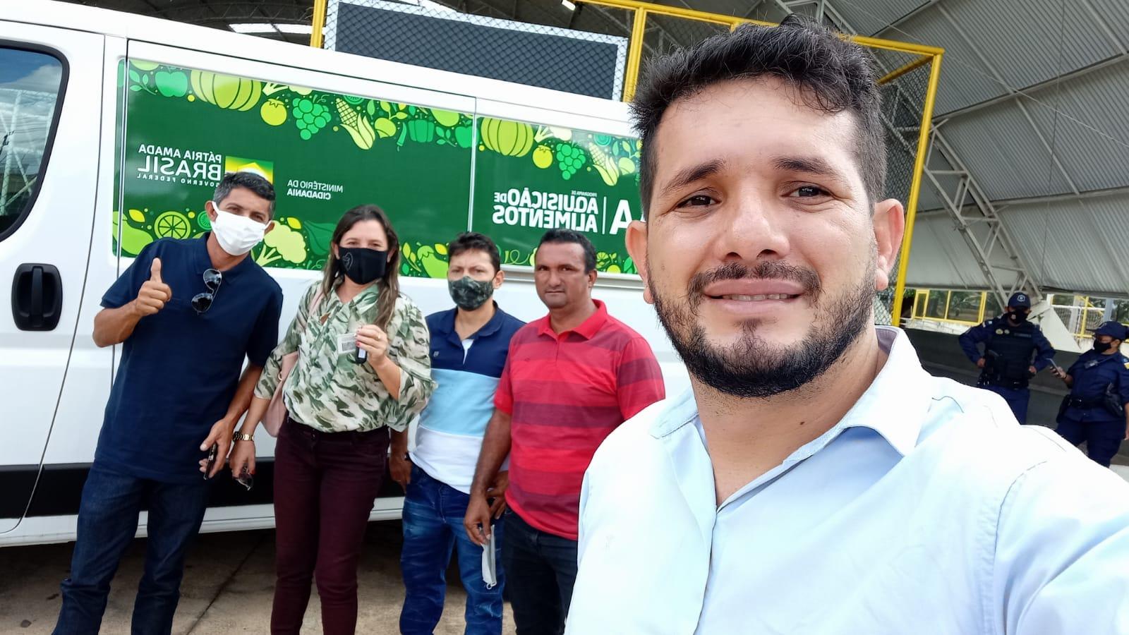 Prefeito Junior Garimpeiro recebe veículo para ações da Secretaria Municipal de Agricultura