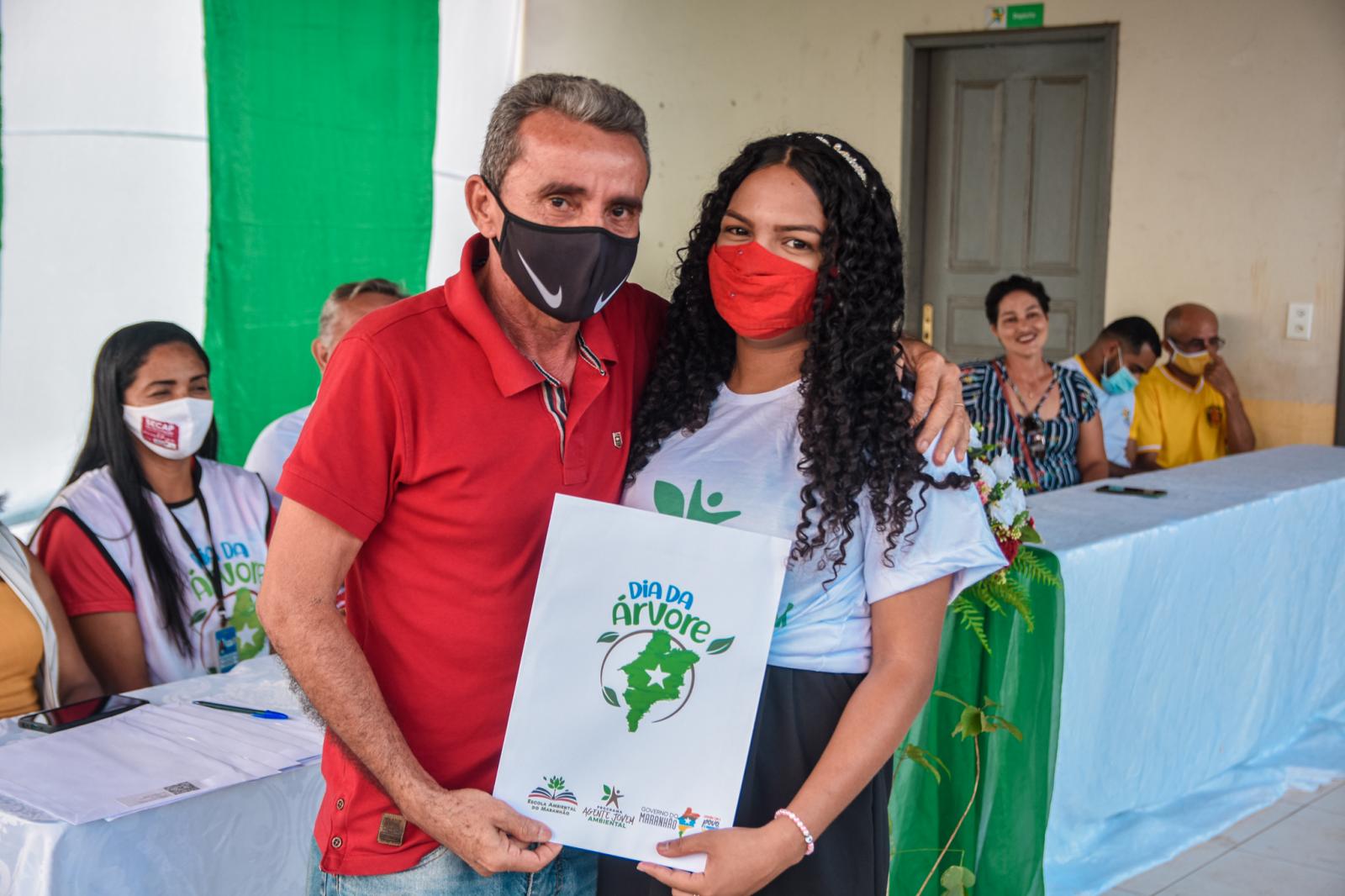 Prefeitura e Governo do Estado realizam entrega dos cartões do Programa Agente Jovem Ambiental em Centro Novo