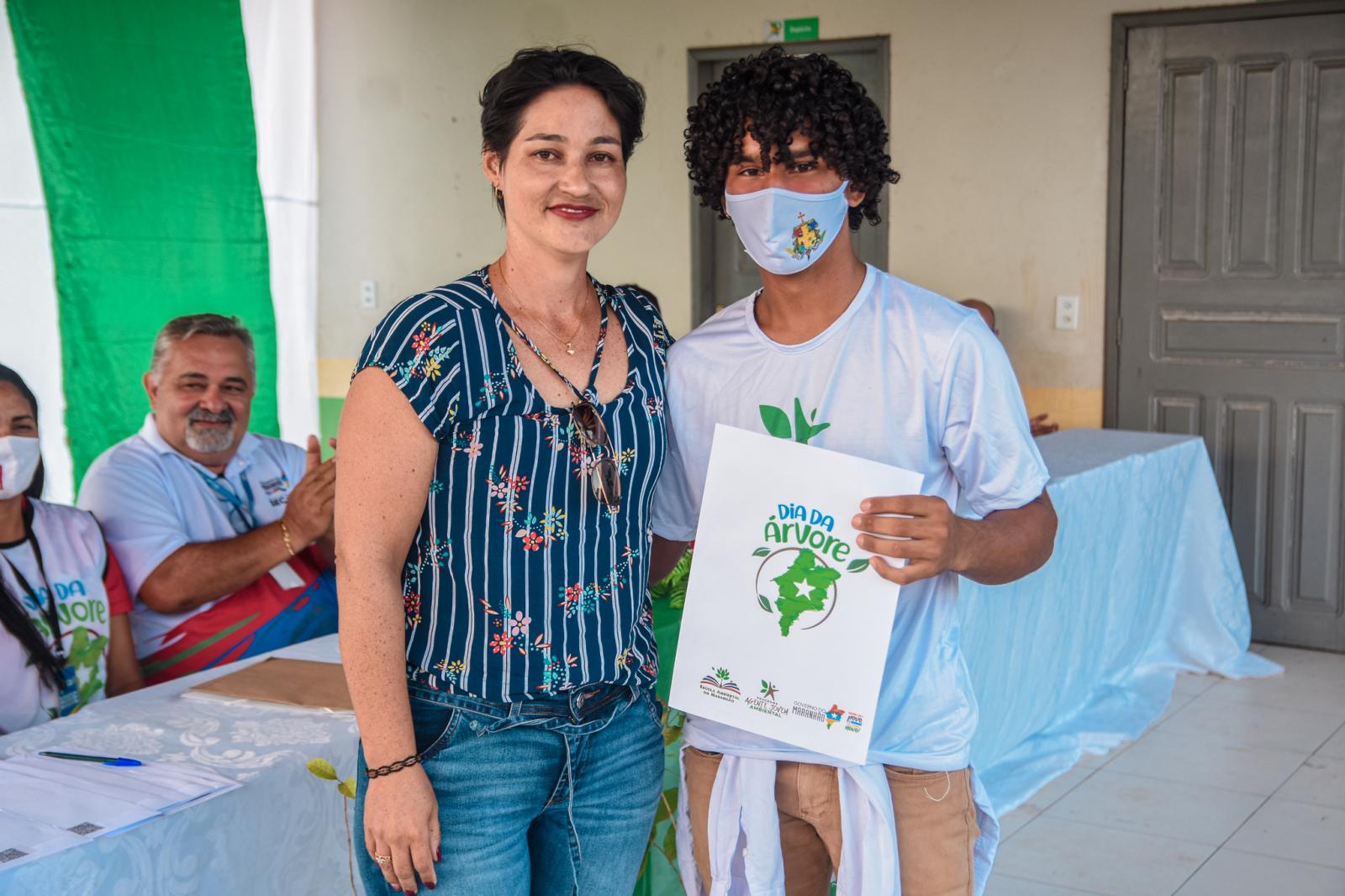 Prefeitura e Governo do Estado realizam entrega dos cartões do Programa Agente Jovem Ambiental em Centro Novo