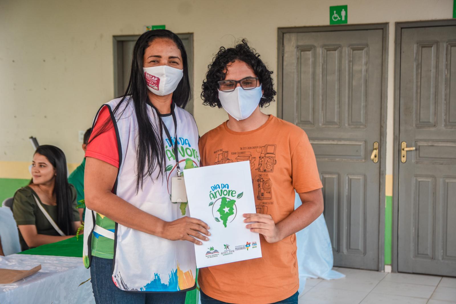 Prefeitura e Governo do Estado realizam entrega dos cartões do Programa Agente Jovem Ambiental em Centro Novo