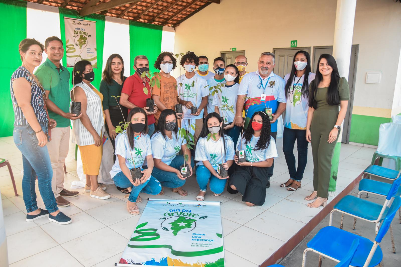 Prefeitura e Governo do Estado realizam entrega dos cartões do Programa Agente Jovem Ambiental em Centro Novo