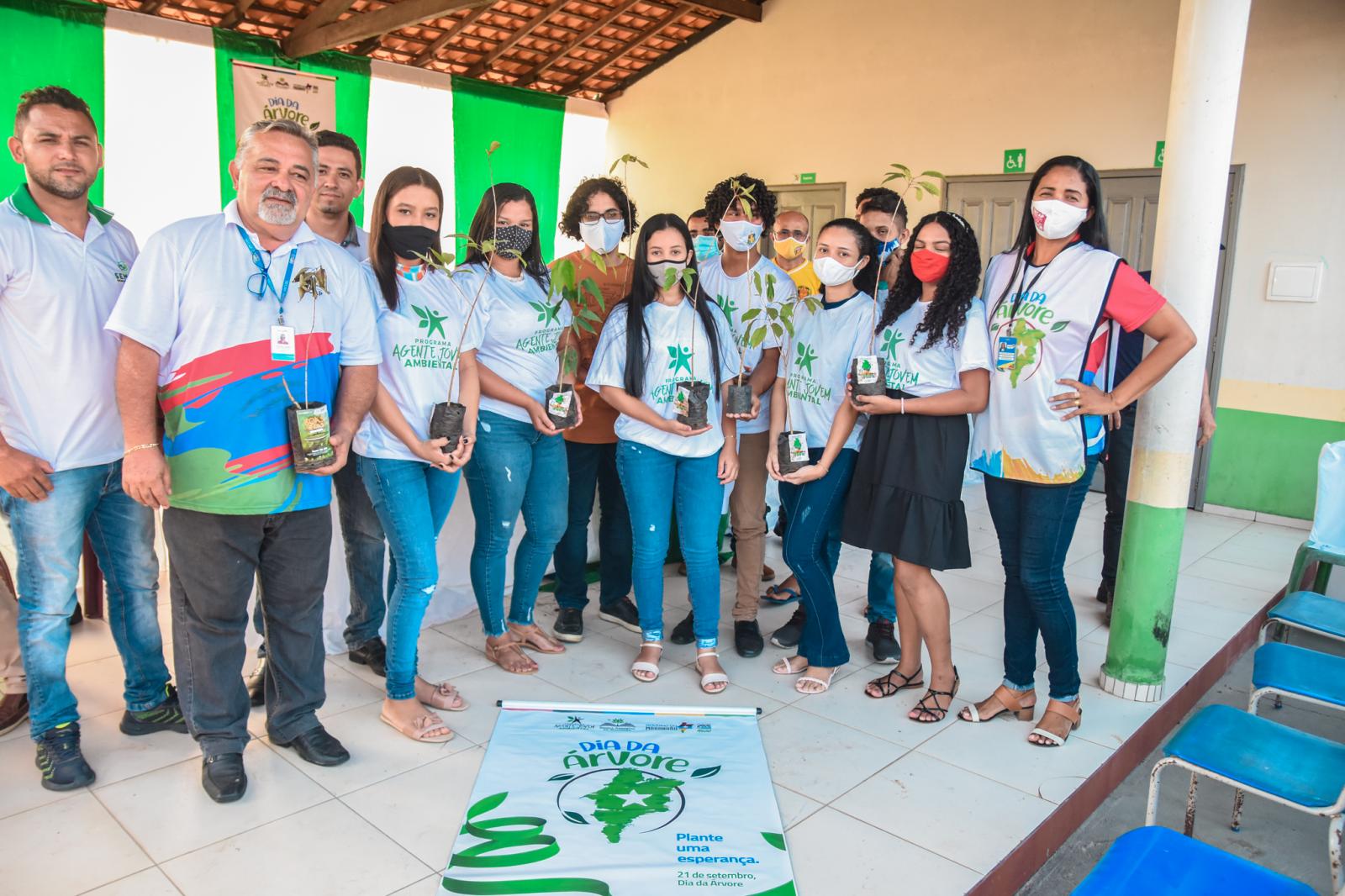 Prefeitura e Governo do Estado realizam entrega dos cartões do Programa Agente Jovem Ambiental em Centro Novo