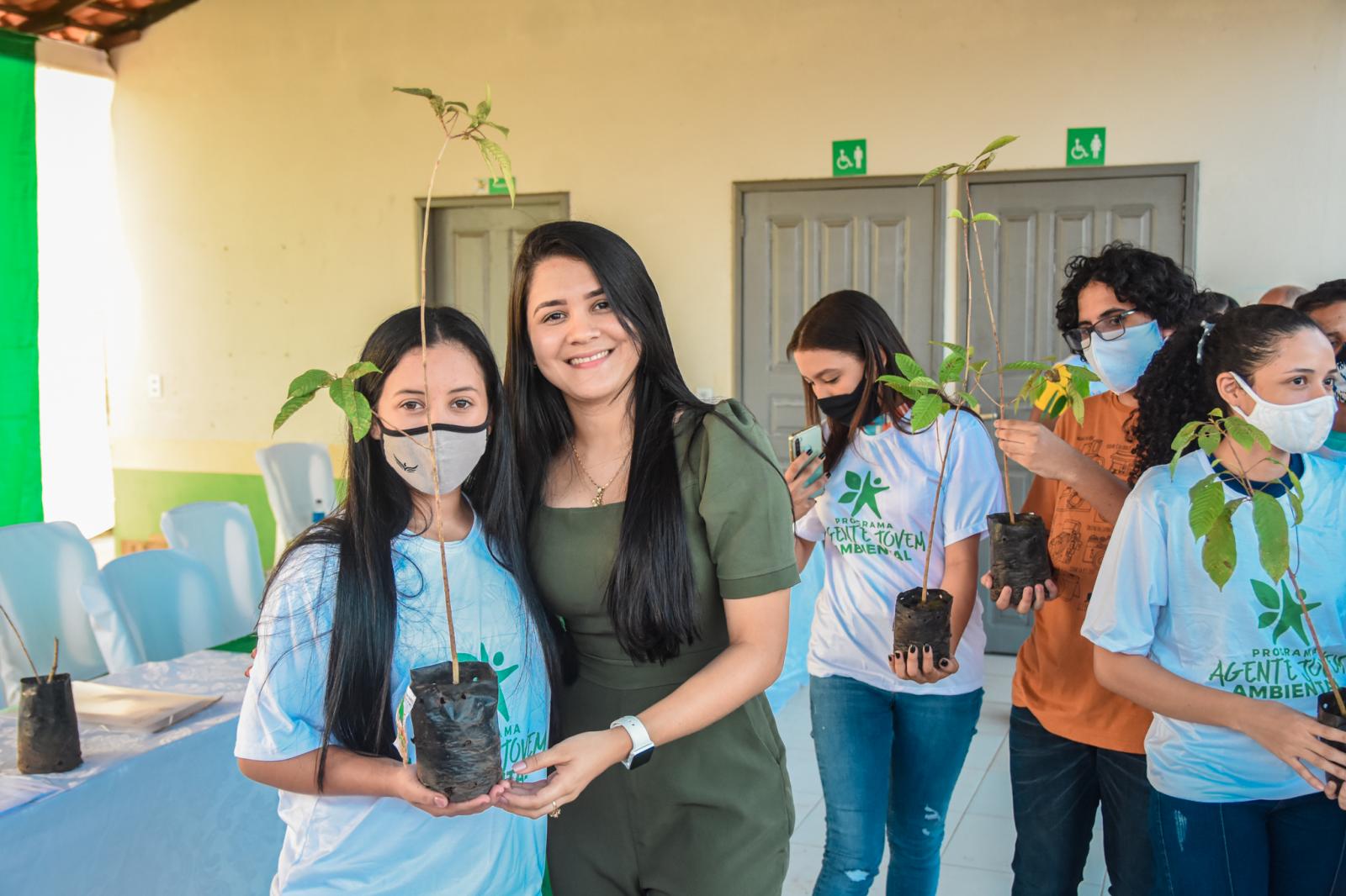 Prefeitura e Governo do Estado realizam entrega dos cartões do Programa Agente Jovem Ambiental em Centro Novo