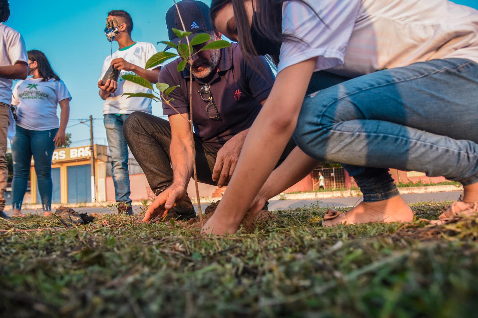 Prefeitura e Governo do Estado realizam entrega dos cartões do Programa Agente Jovem Ambiental em Centro Novo