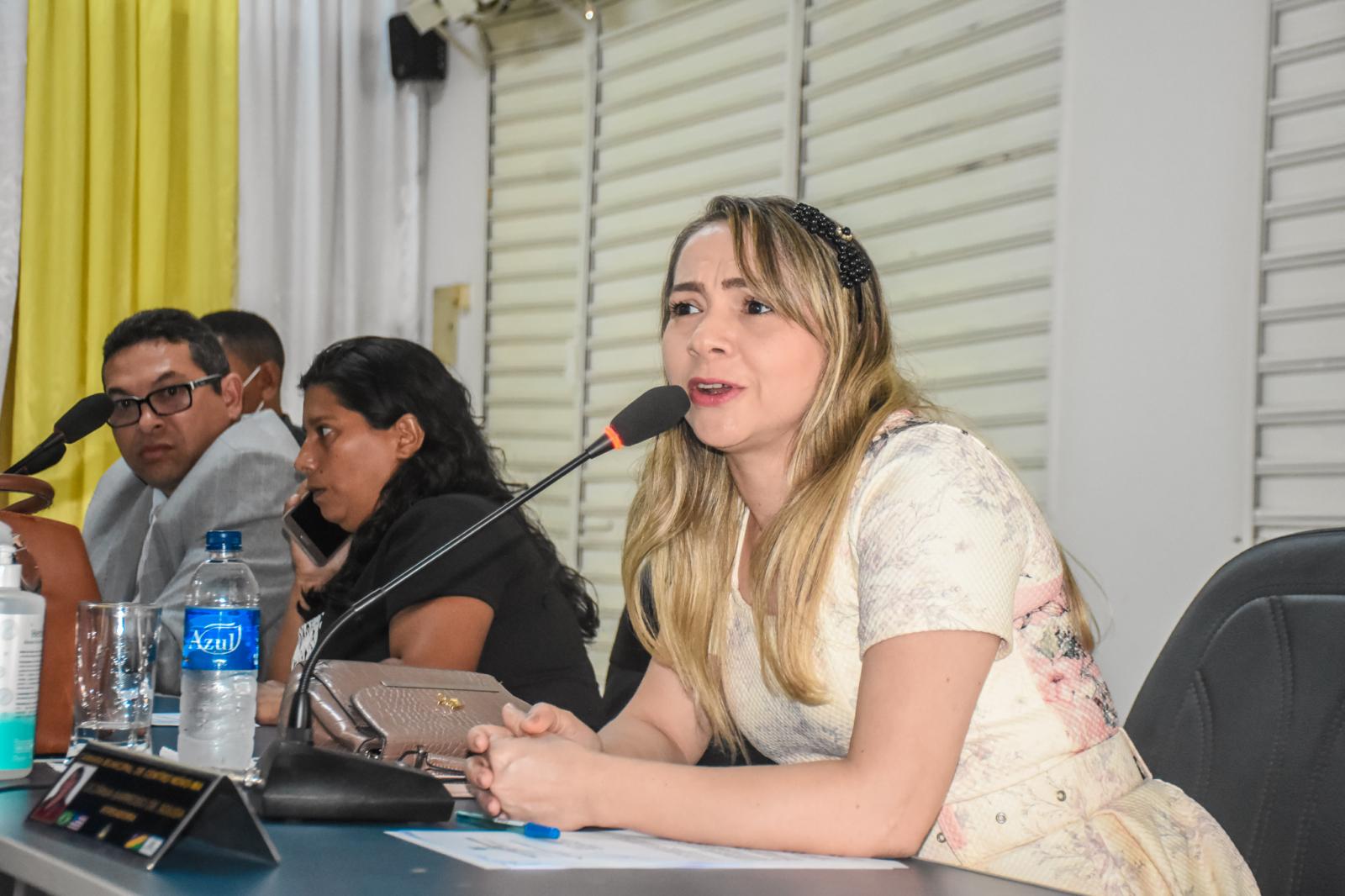 Emocionado, vice-prefeito Moab Carrias recebe o comando da Prefeitura