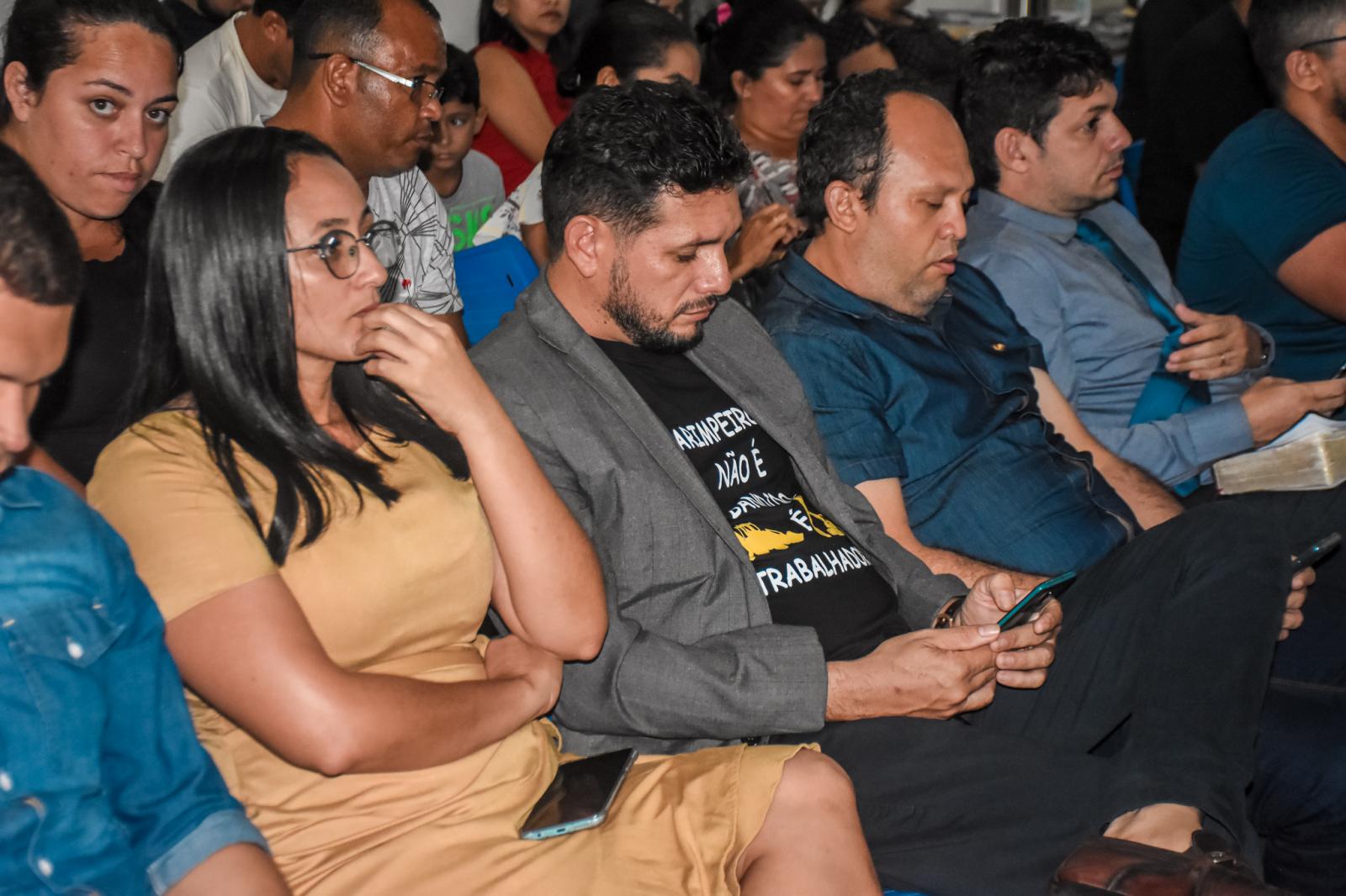 Emocionado, vice-prefeito Moab Carrias recebe o comando da Prefeitura