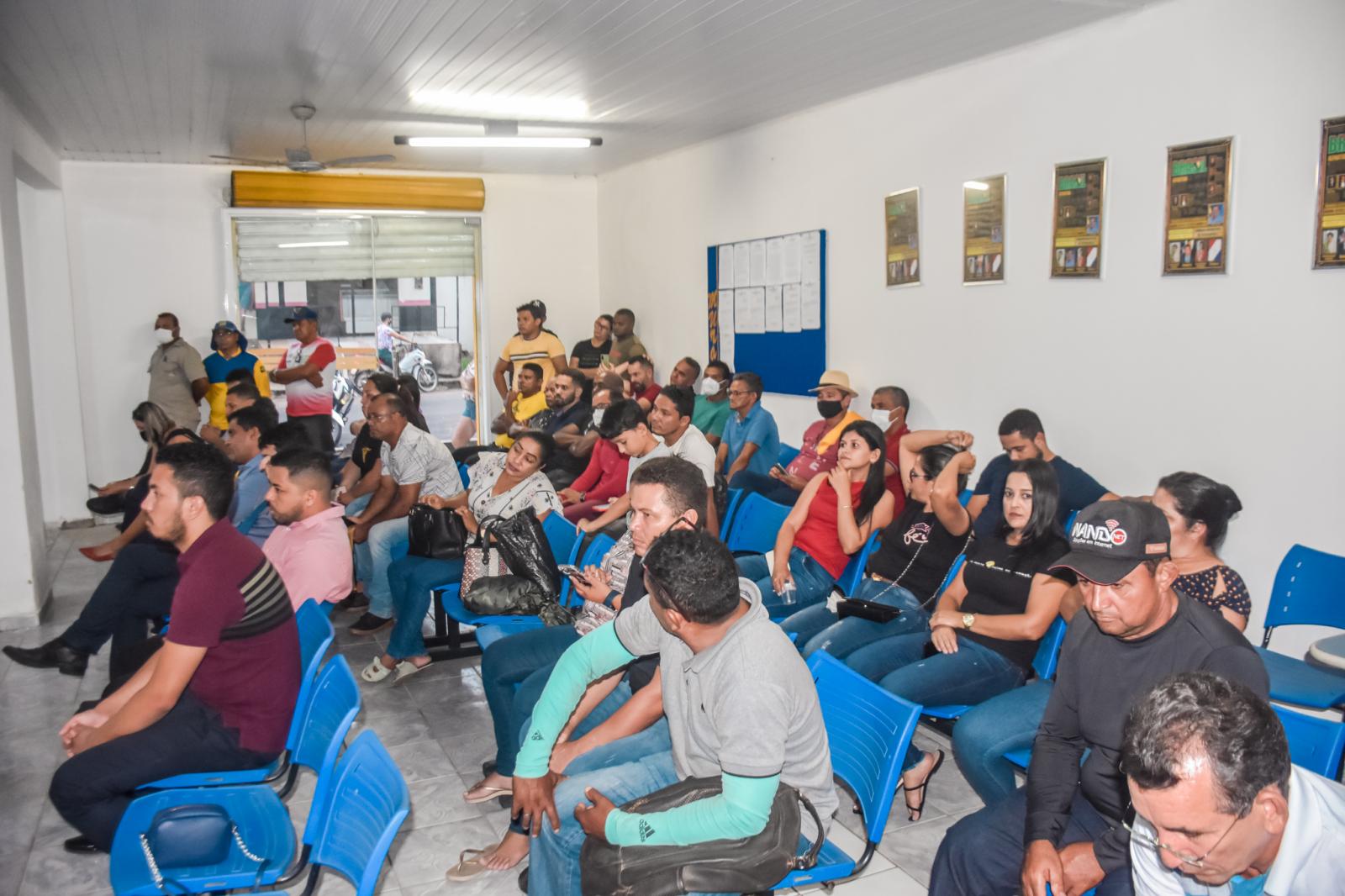 Emocionado, vice-prefeito Moab Carrias recebe o comando da Prefeitura