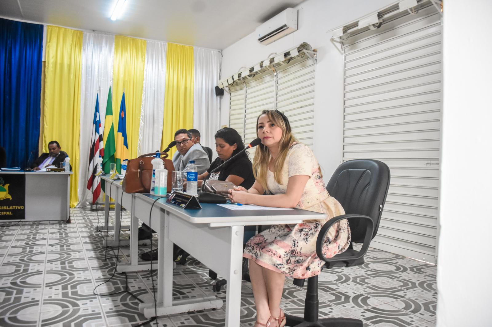 Emocionado, vice-prefeito Moab Carrias recebe o comando da Prefeitura