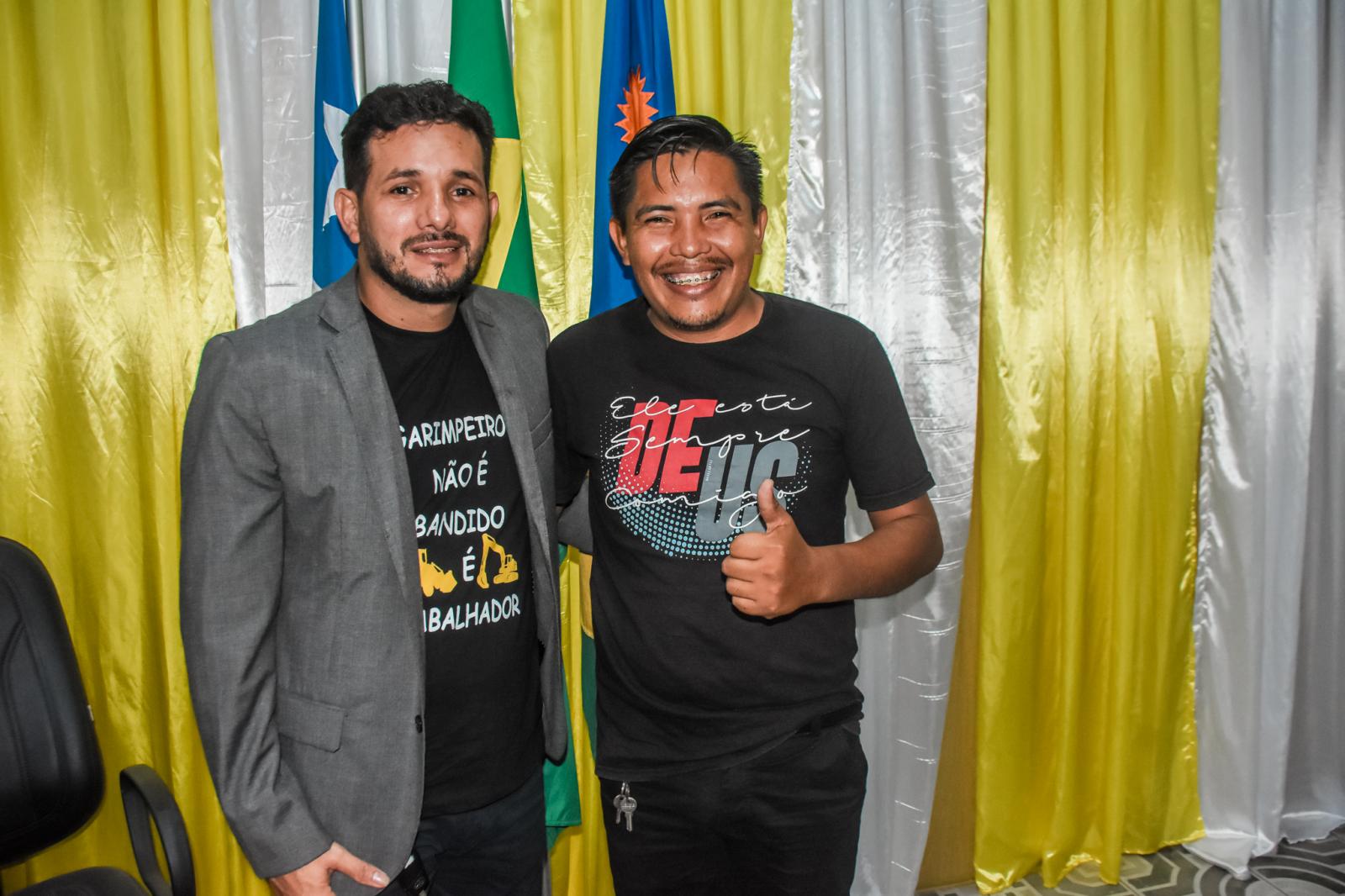 Emocionado, vice-prefeito Moab Carrias recebe o comando da Prefeitura