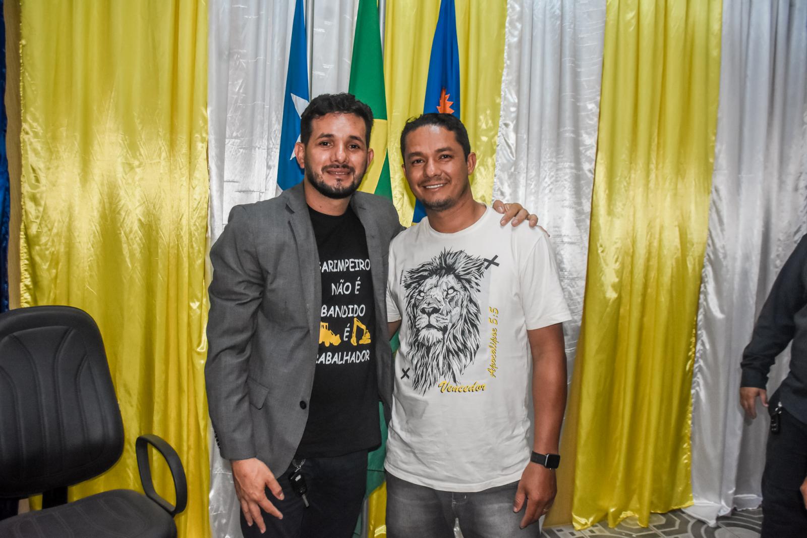 Emocionado, vice-prefeito Moab Carrias recebe o comando da Prefeitura