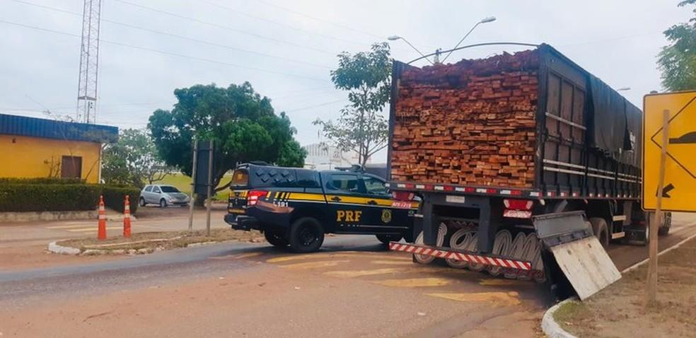 Polícia Rodoviária apreende caminhão com madeira ilegal na BR-010 no MA