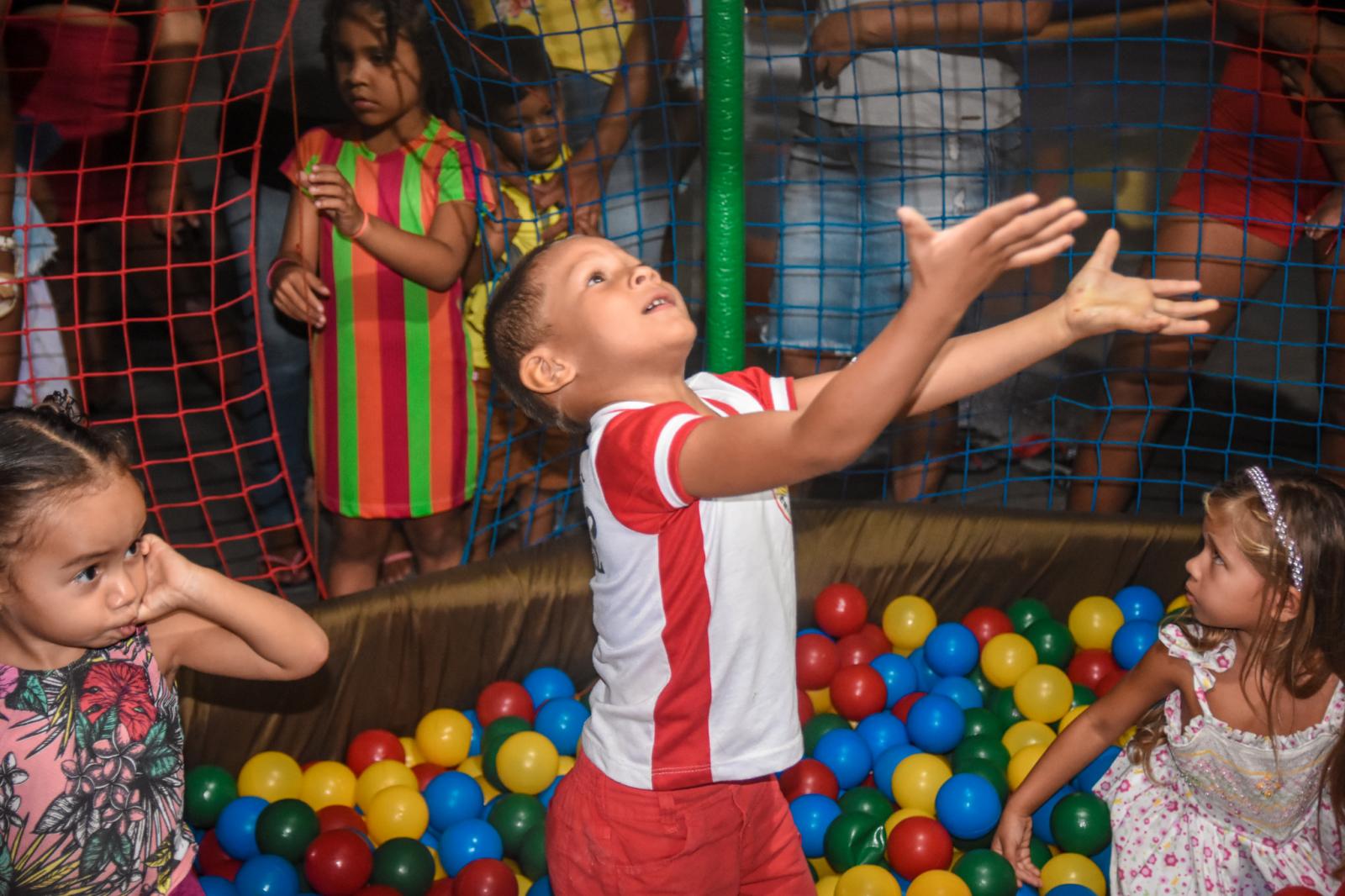 Crianças de Chega Tudo e Limão se divertem em comemoração organizada pela Prefeitura de Centro Novo