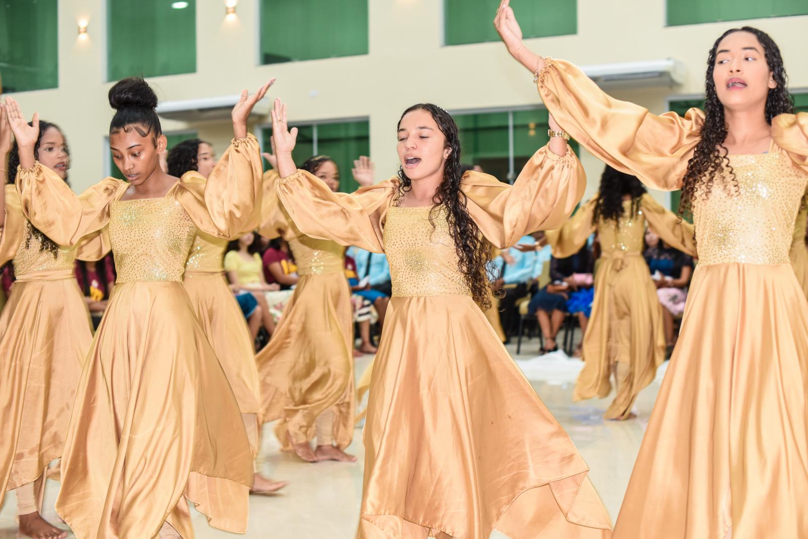 Assembleia de Deus encerra festa de inauguração com louvores, adoração e almas para Cristo