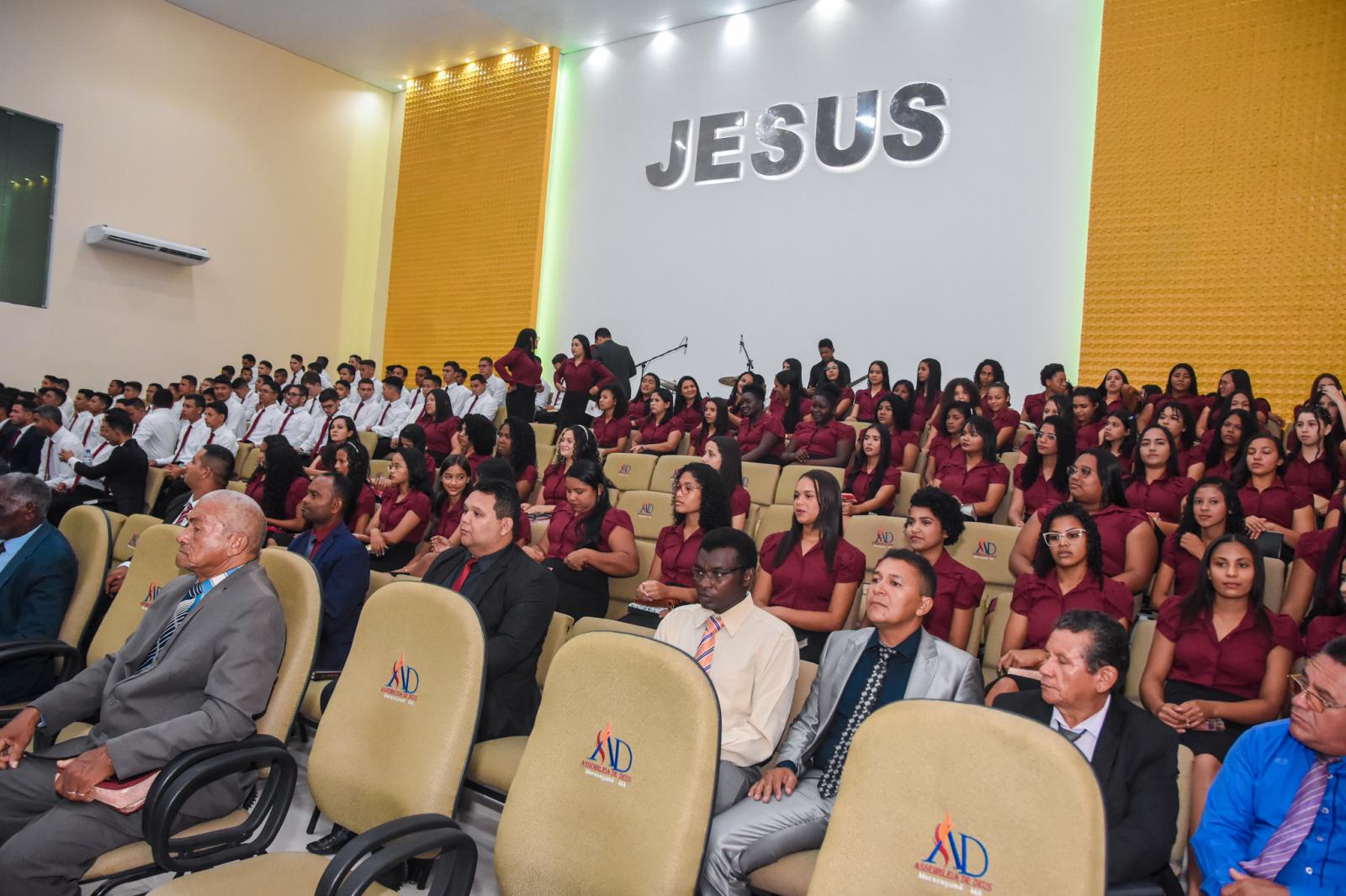 Assembleia de Deus encerra festa de inauguração com louvores, adoração e almas para Cristo