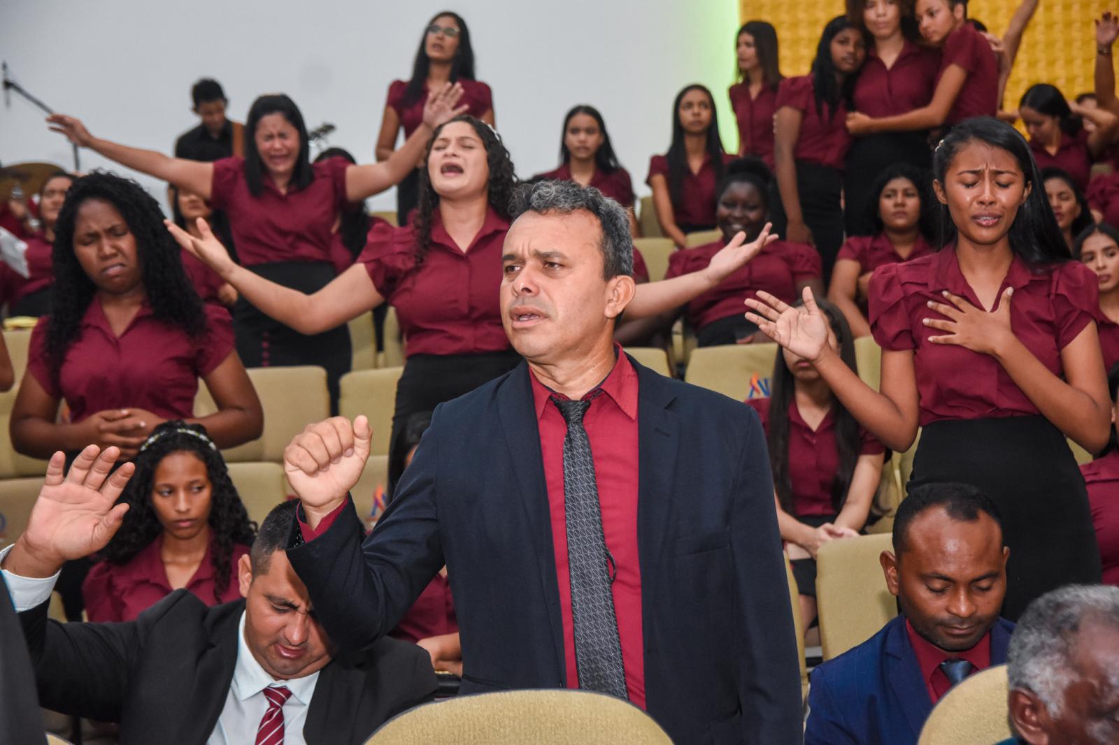 Assembleia de Deus encerra festa de inauguração com louvores, adoração e almas para Cristo