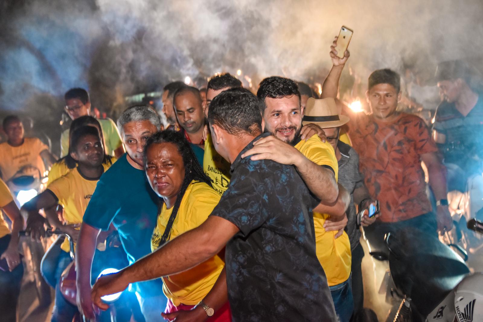 Junior Garimpeiro é recebido com festa pelos seus conterrâneos