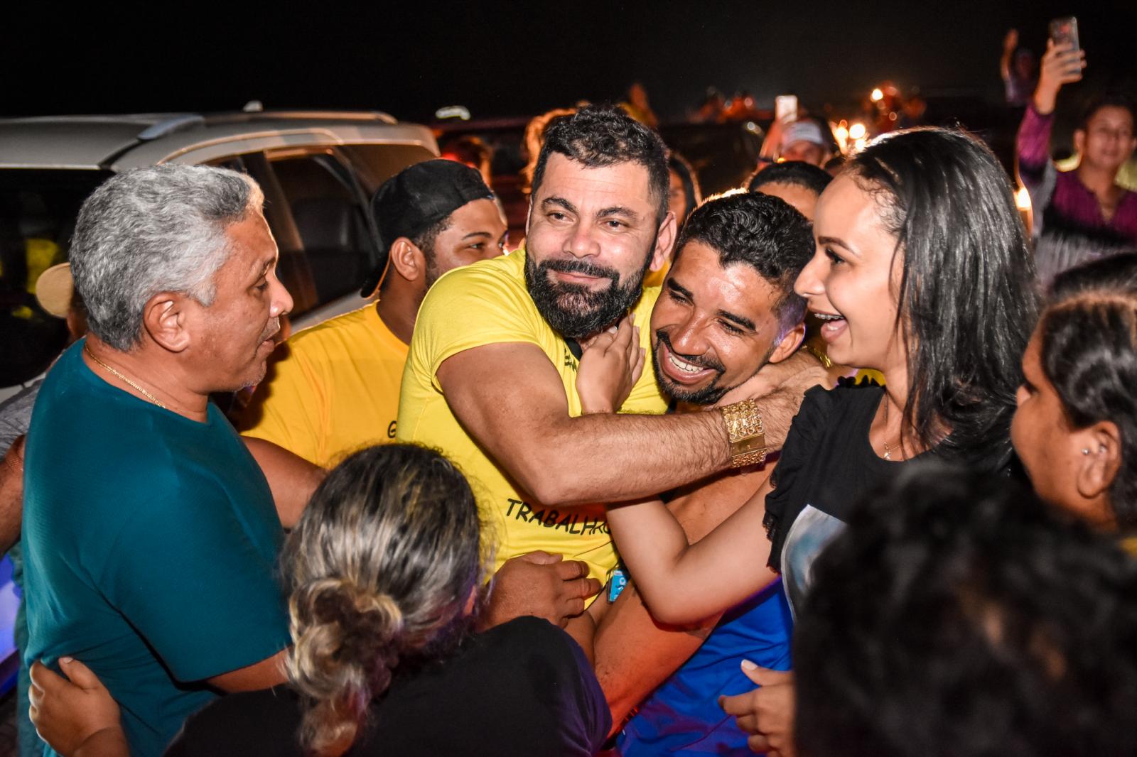 Junior Garimpeiro é recebido com festa pelos seus conterrâneos