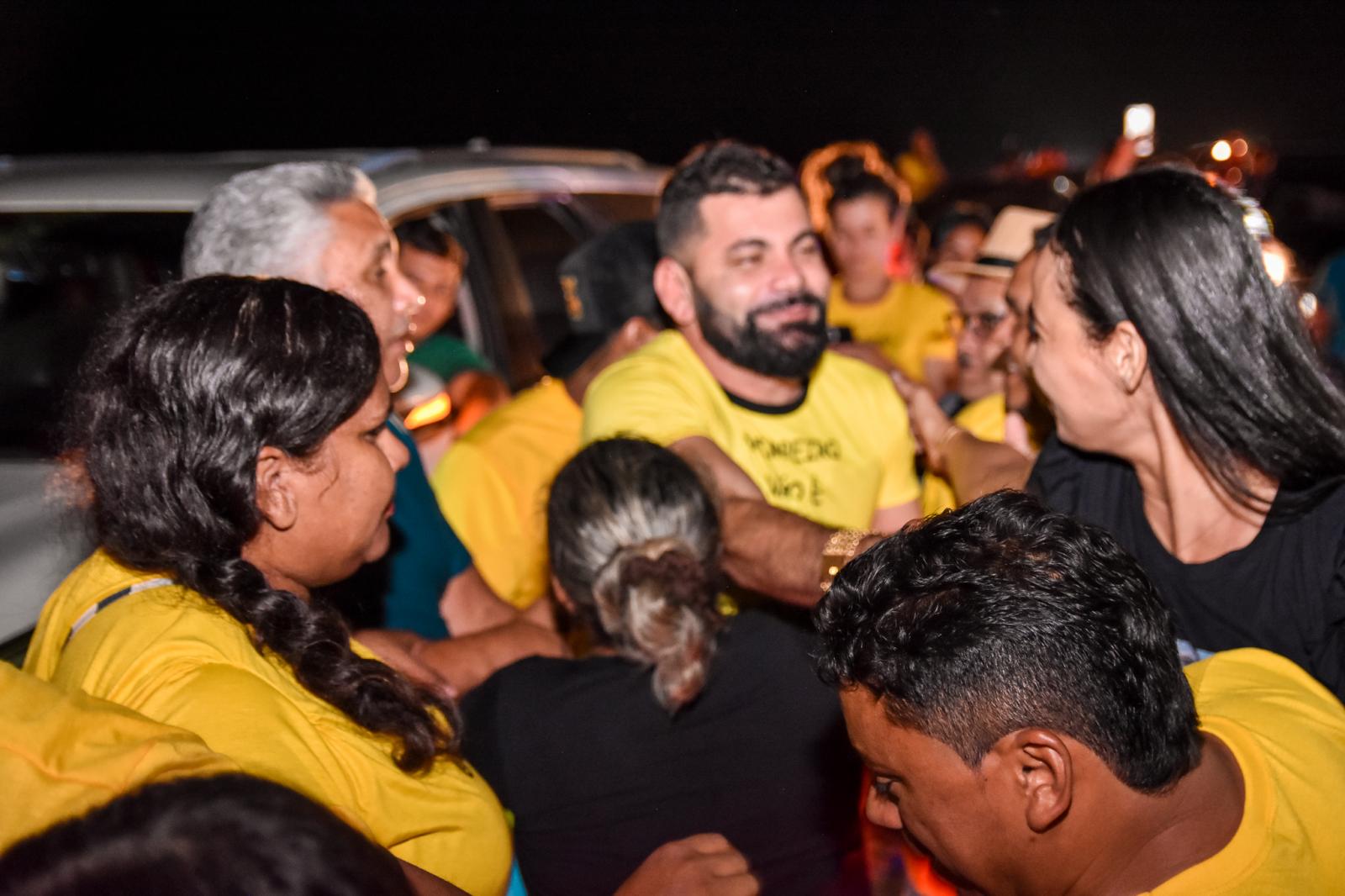 Junior Garimpeiro é recebido com festa pelos seus conterrâneos