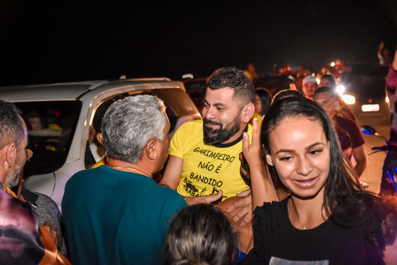 Junior Garimpeiro é recebido com festa pelos seus conterrâneos