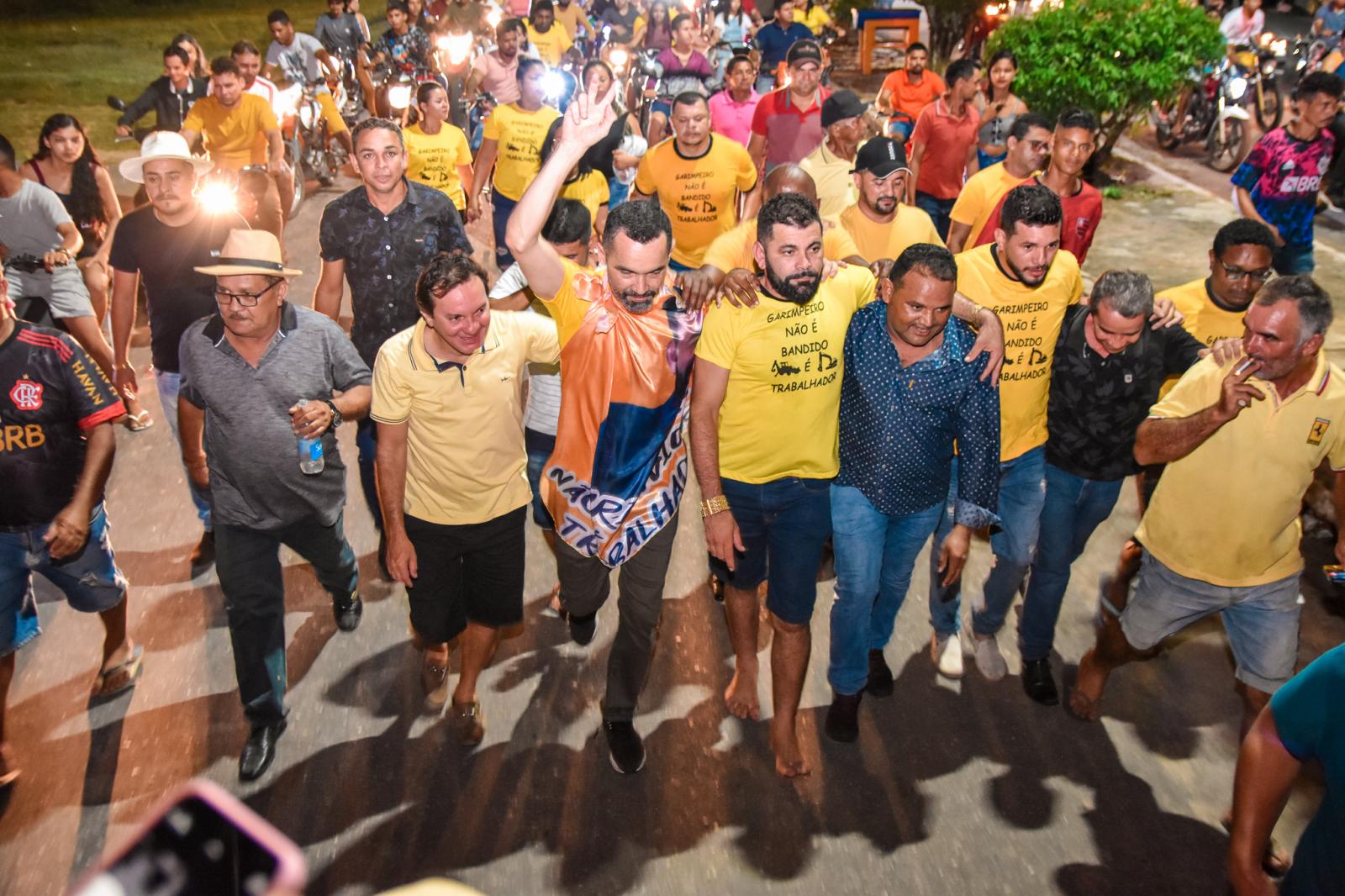 Junior Garimpeiro é recebido com festa pelos seus conterrâneos