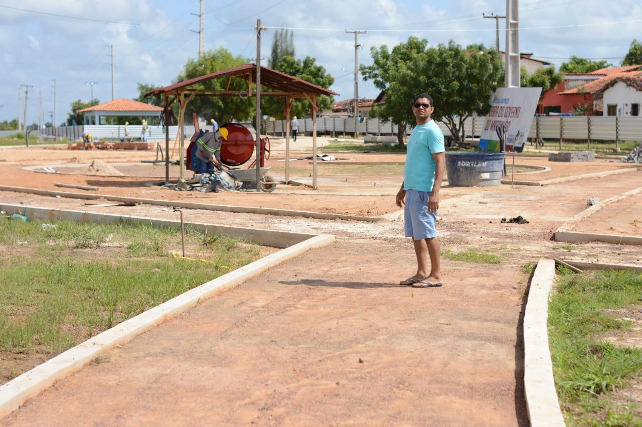 Prefeito de Presidente Médici realiza vistoria em obra de construção da Praça da Família