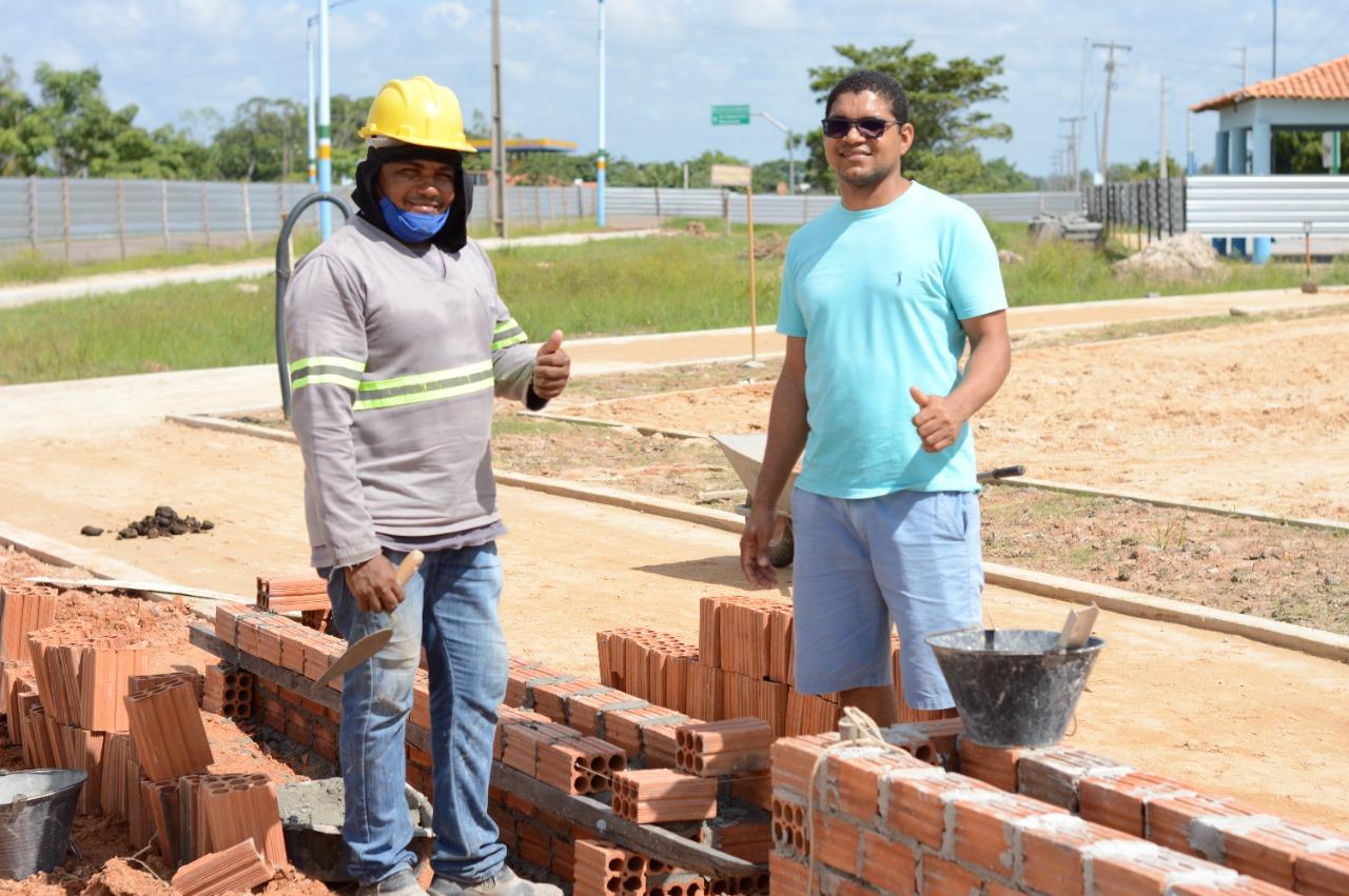 Prefeito de Presidente Médici realiza vistoria em obra de construção da Praça da Família