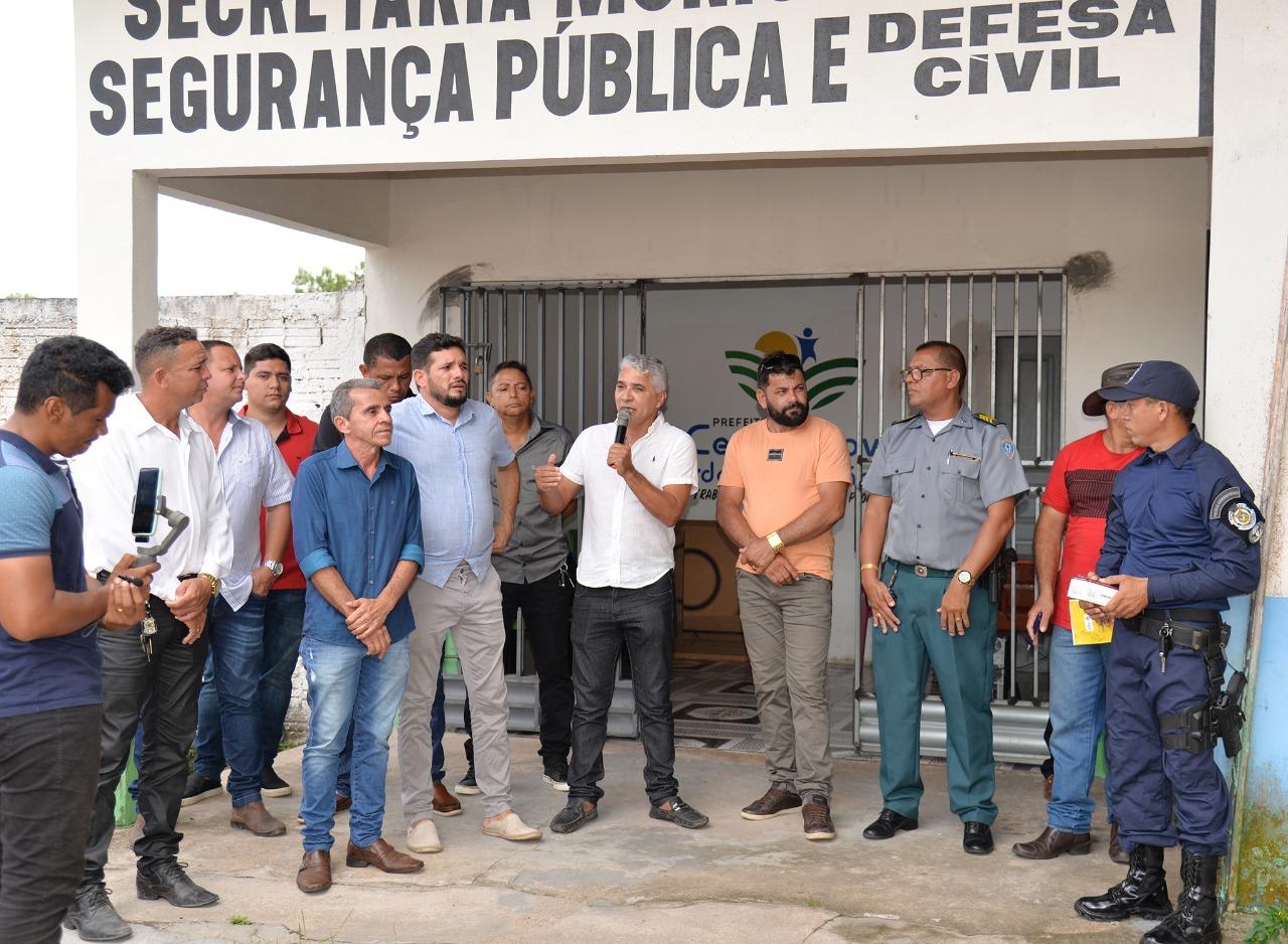 Prefeito Junior Garimpeiro entrega viatura 0 km para Guarda Municipal