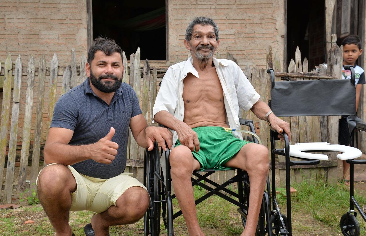 Em parceria com o Grupo Superação, Junior Garimpeiro doa cadeiras de rodas