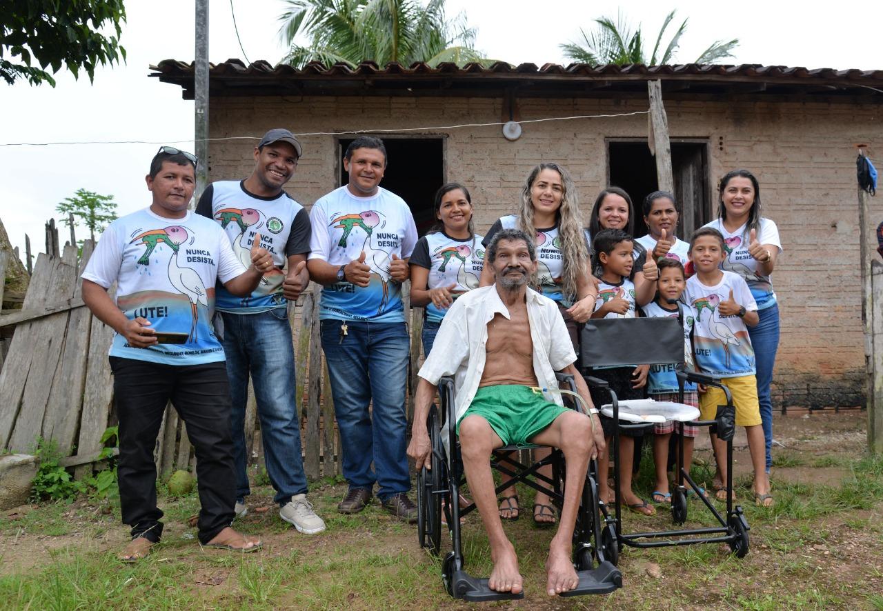 Em parceria com o Grupo Superação, Junior Garimpeiro doa cadeiras de rodas