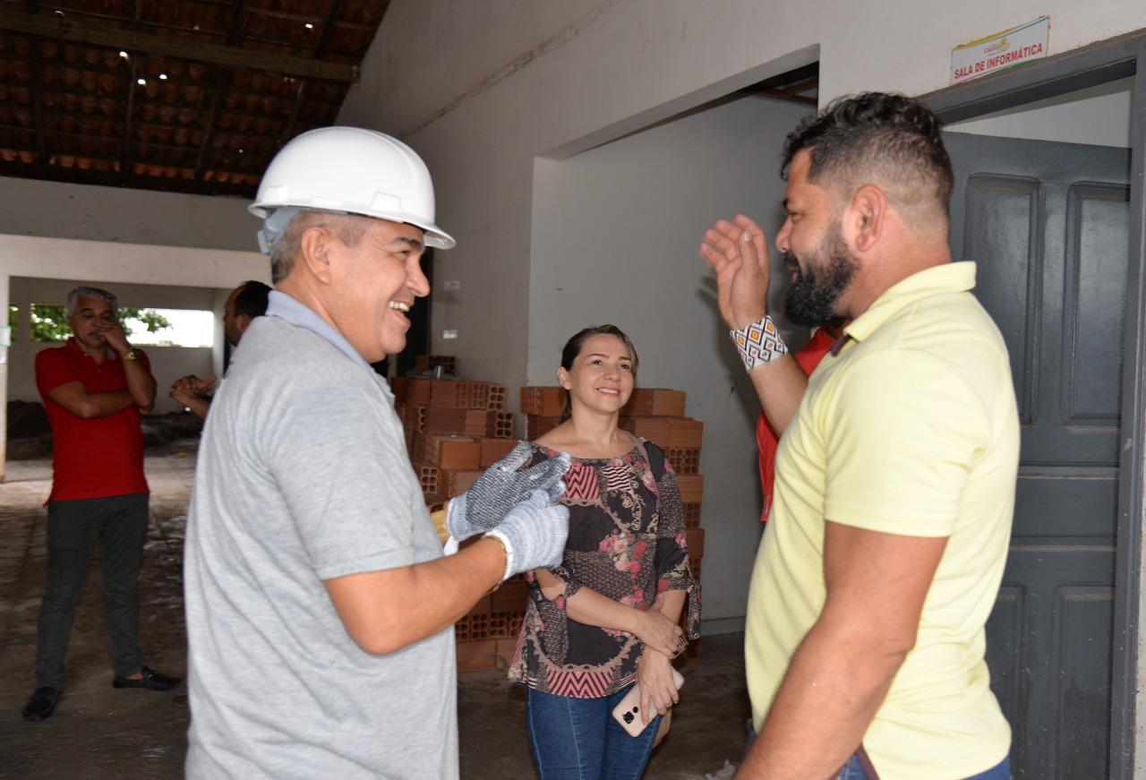 Vistoriando obras, percorrendo o município, Junior Garimpeiro mostra vontade de mudar Centro Novo