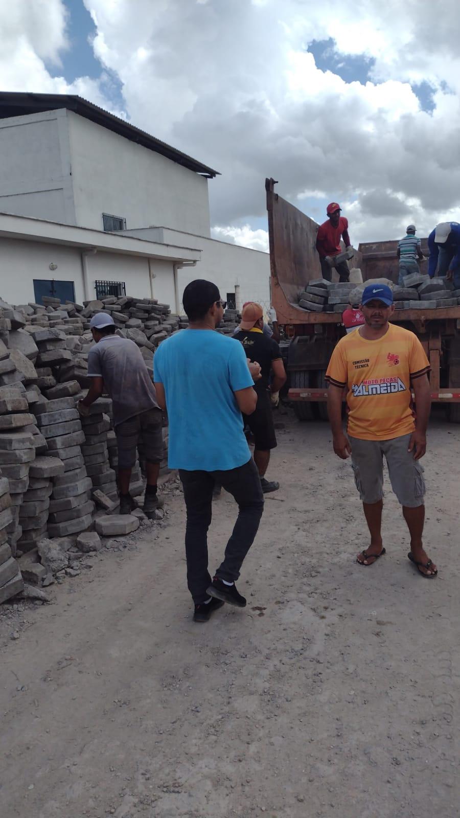 Prefeito Dr. Caçula Coelho participa da retirada da primeira parcela dos 200 mil blocos de concreto que Presidente Médici irá receber   