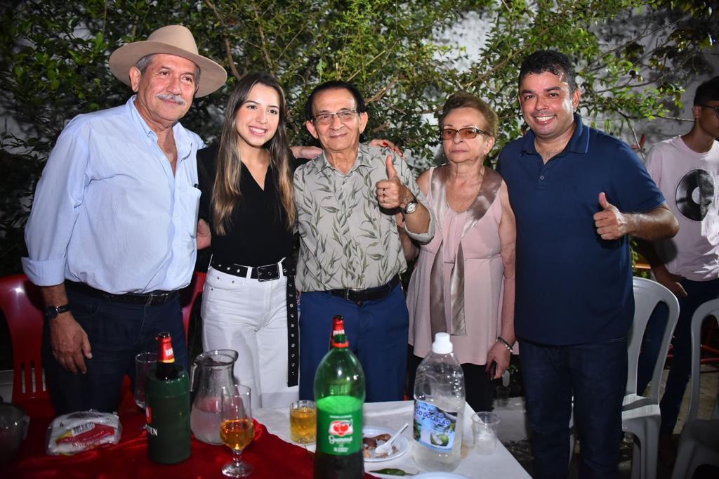 Amanda Gentil prestigia aniversário de Guga Seba