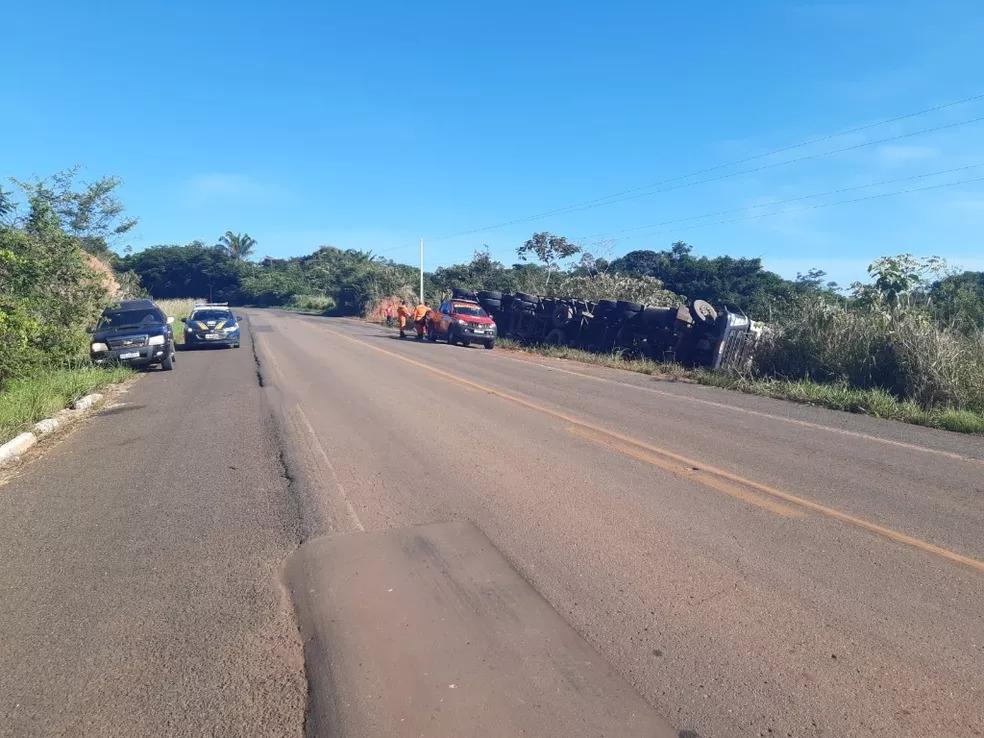 Caminhão trator e semi-reboque colidem e tombam na BR-222, no Maranhão