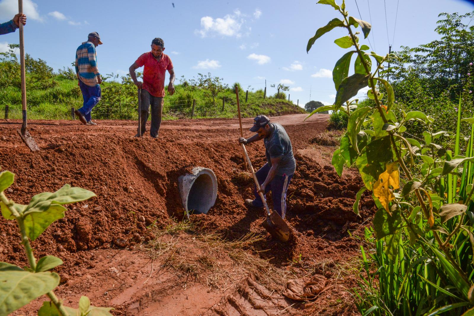 Comitiva “Centro Novo não pode parar” realiza dia de vistoria em estradas e ponte