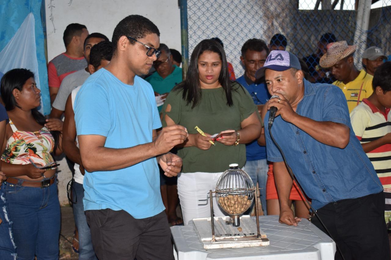 Dia dos Pais comemorado com bingo e show de prêmios em Presidente Médici