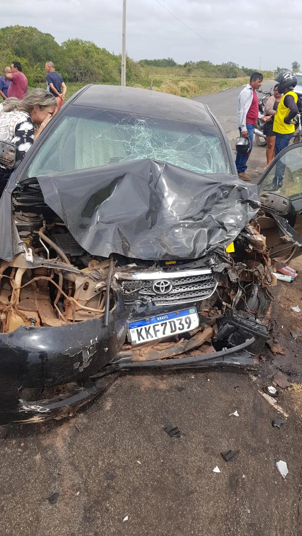 Colisão entre carro e caminhonete deixa um morto na Baixada Maranhense