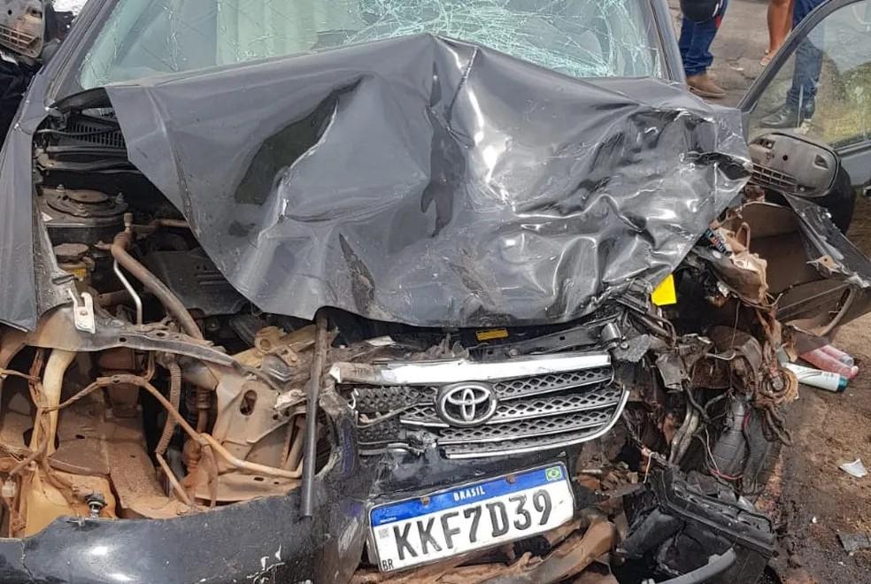 Colisão entre carro e caminhonete deixa um morto na Baixada Maranhense