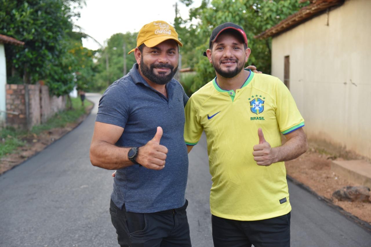 Asfalto em Chega Tudo; Junior Garimpeiro e Moab Carrias acompanhando tudo bem de perto