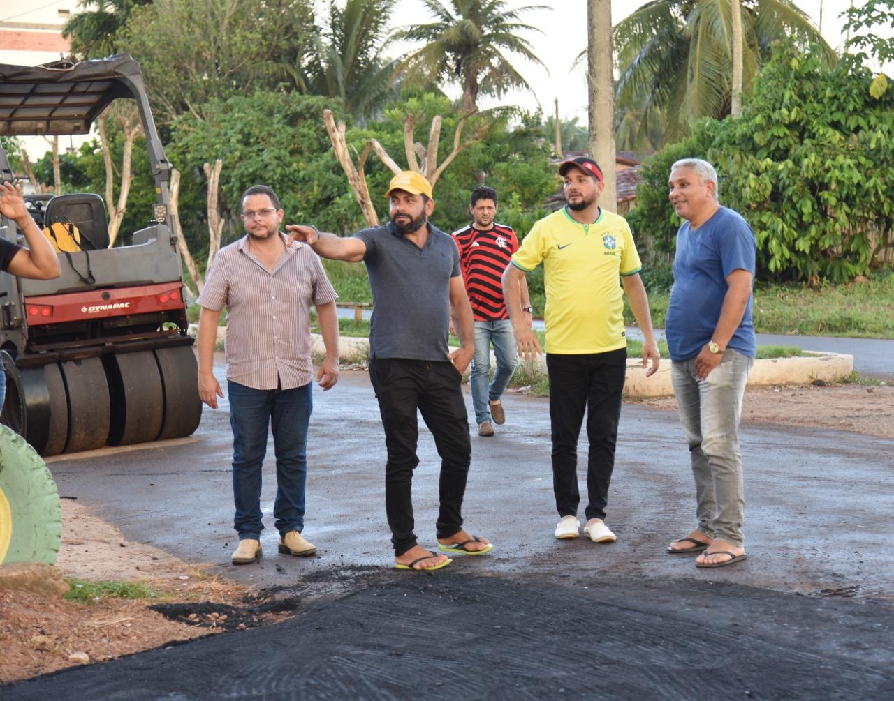 Asfalto em Chega Tudo; Junior Garimpeiro e Moab Carrias acompanhando tudo bem de perto